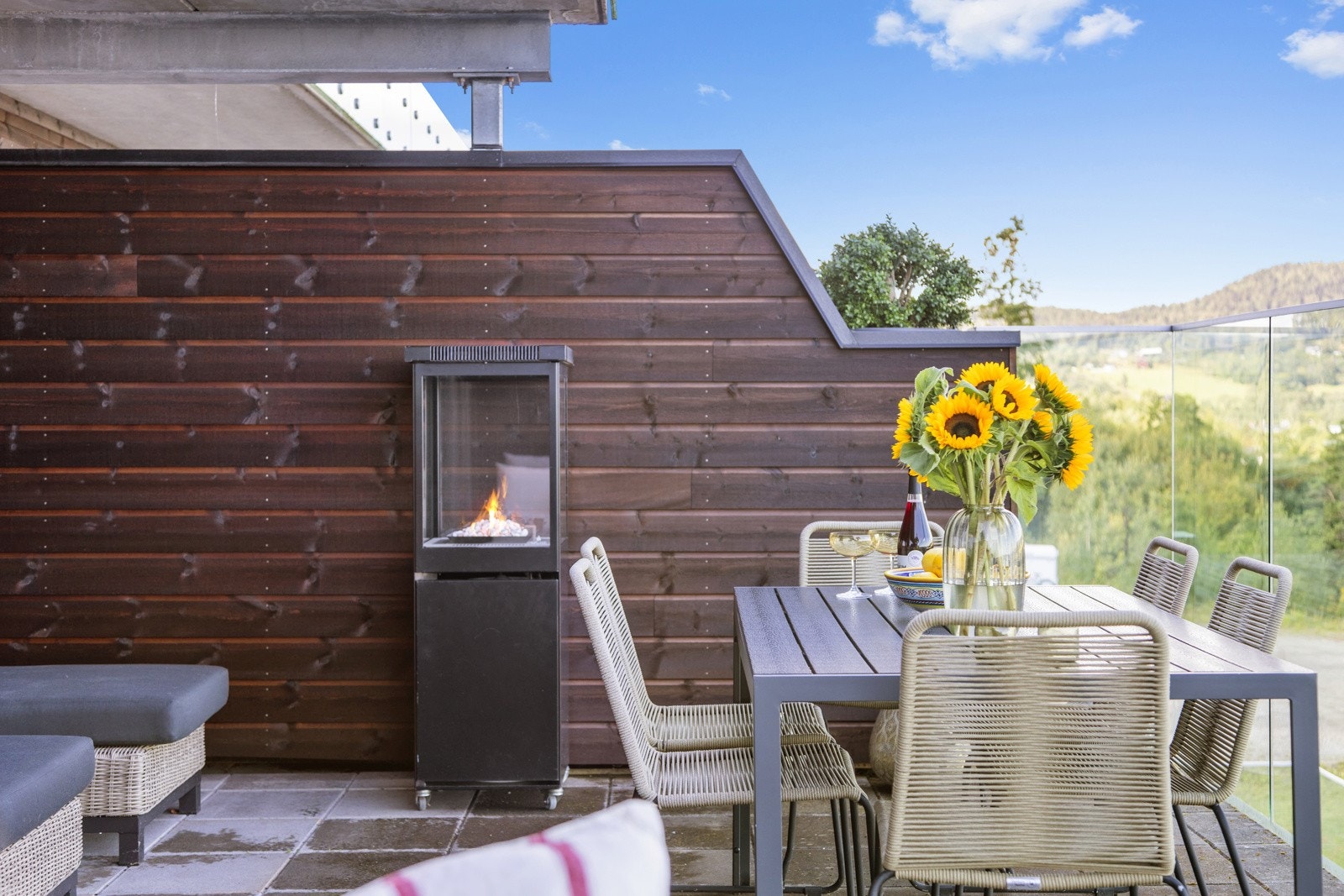 Terrassen har flere soner som enkelt kan innredes etter ønske og behov Galleribilde