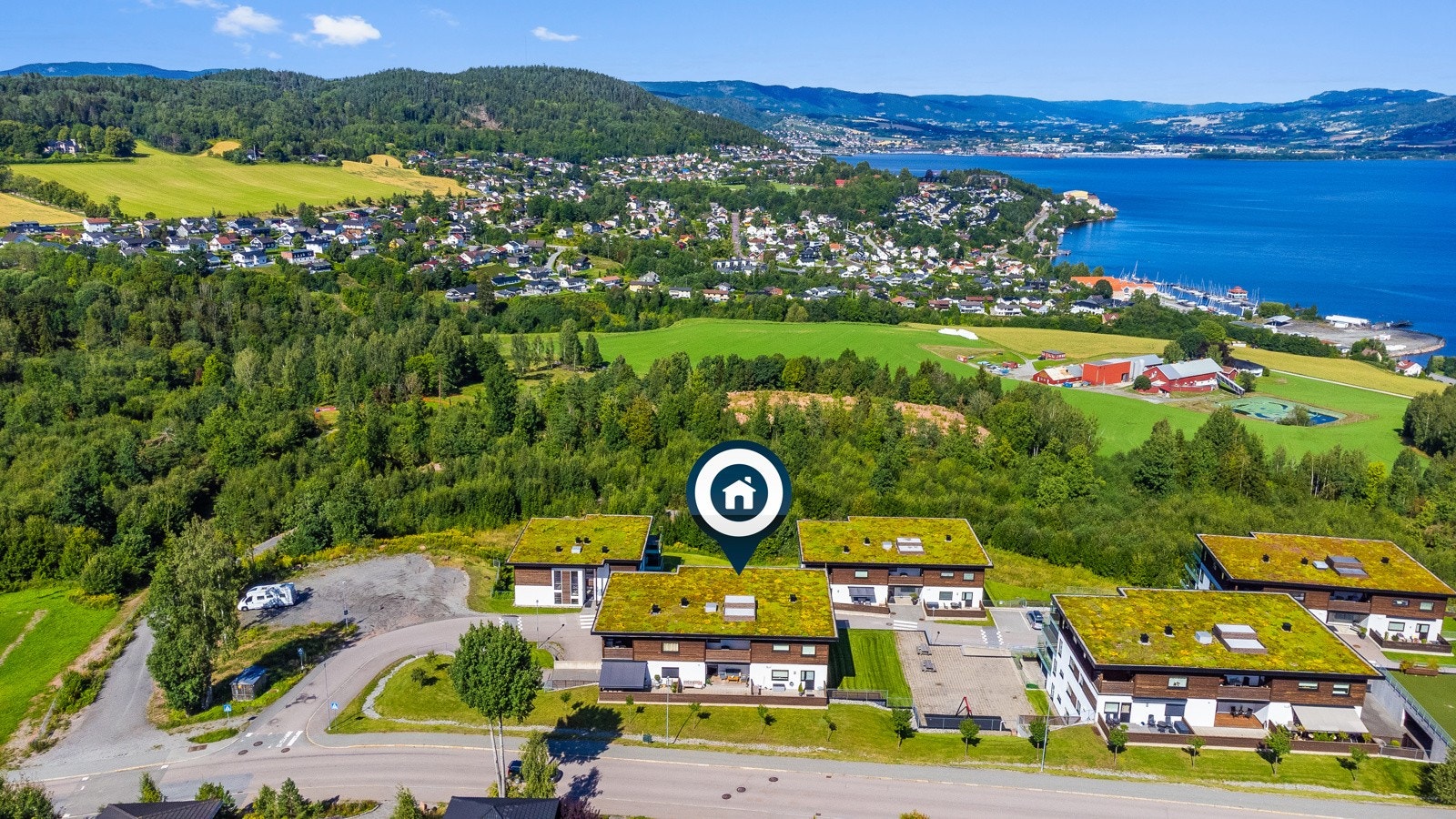 Kniveåsen ligger i tilknytning til Åskollen (ca. 2 km unna), med et nærsentrum som fungerer som et knutepunkt for både handelstilbud, skole, fritidsaktiviteter og idrett. De nærmeste handelstilbudene er på Åskollen med Rema1000 og Kiwi Galleribilde