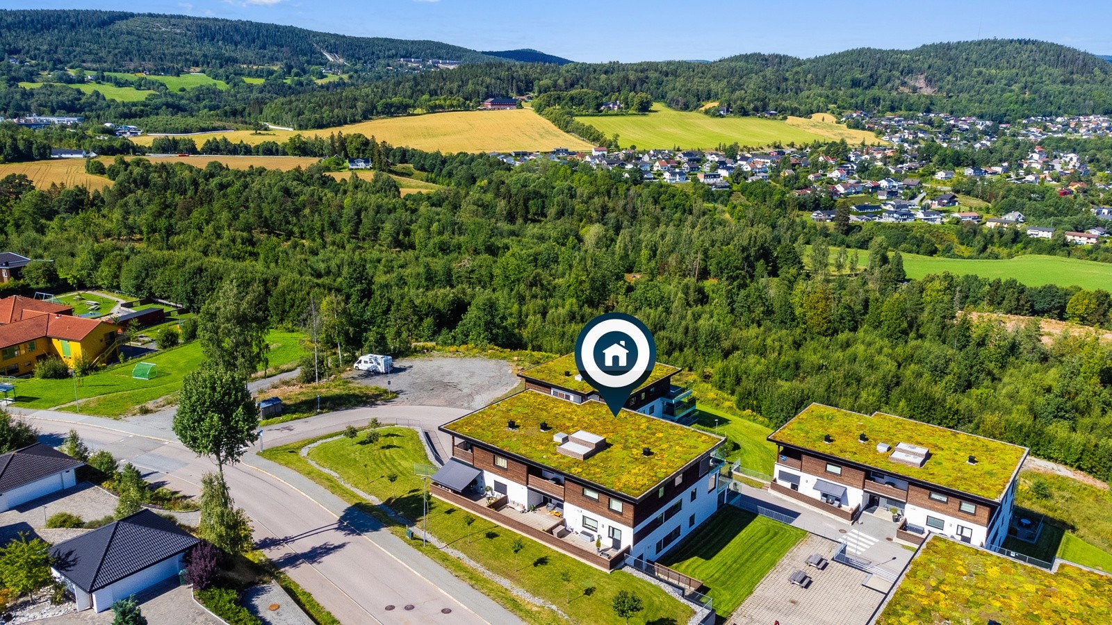 Kniveåsen ligger fint til med enkel adkomst til påkjøringen fra E-18 (ca. 2 km), samt gode bussforbindelser til byen med hyppige avganger med linje 4 gjennom store deler av døgnet Galleribilde