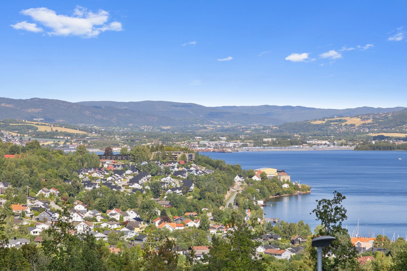 Nydelig utsikt fra terrassen. La blikket hvile Åskollen, Lierdalen og Drammensfjorden Galleribilde