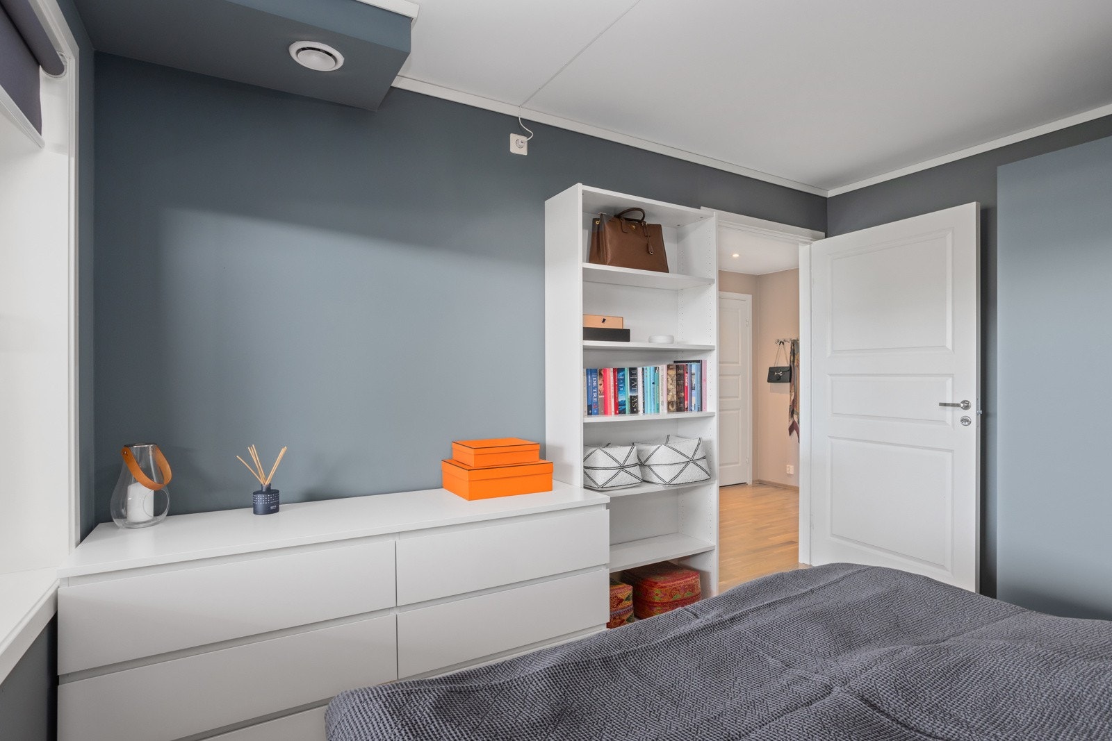 Leiligheten har vannbåren gulvvarme i rommene, via fjernvarme og balansert ventilasjonssytem med varmegjenvinning Galleribilde