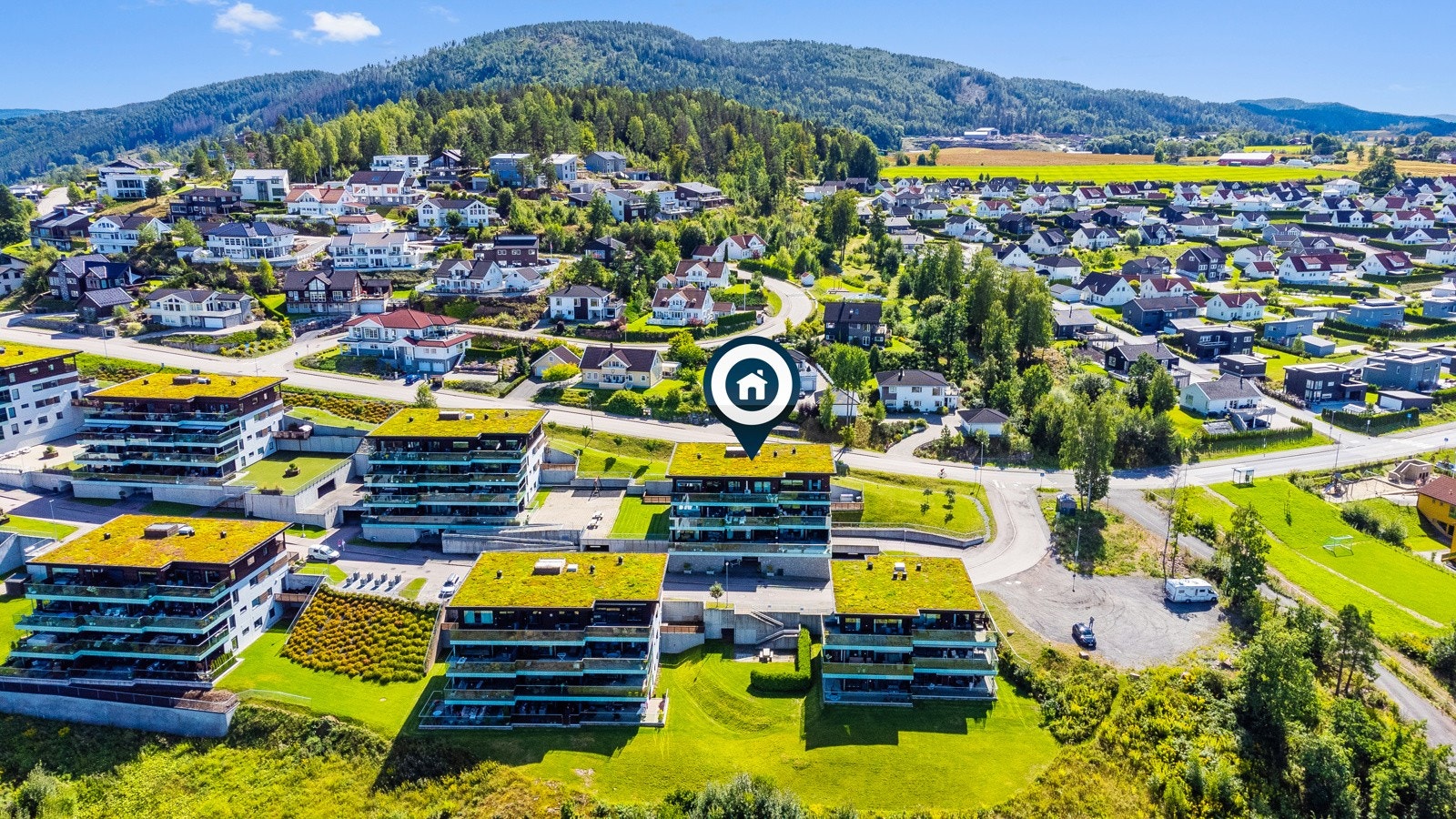 Feltet er pent opparbeidet med blant annet liten ballbane rett utenfor og kunstgressbane med tilhørende lekeplass like opp i gaten Galleribilde