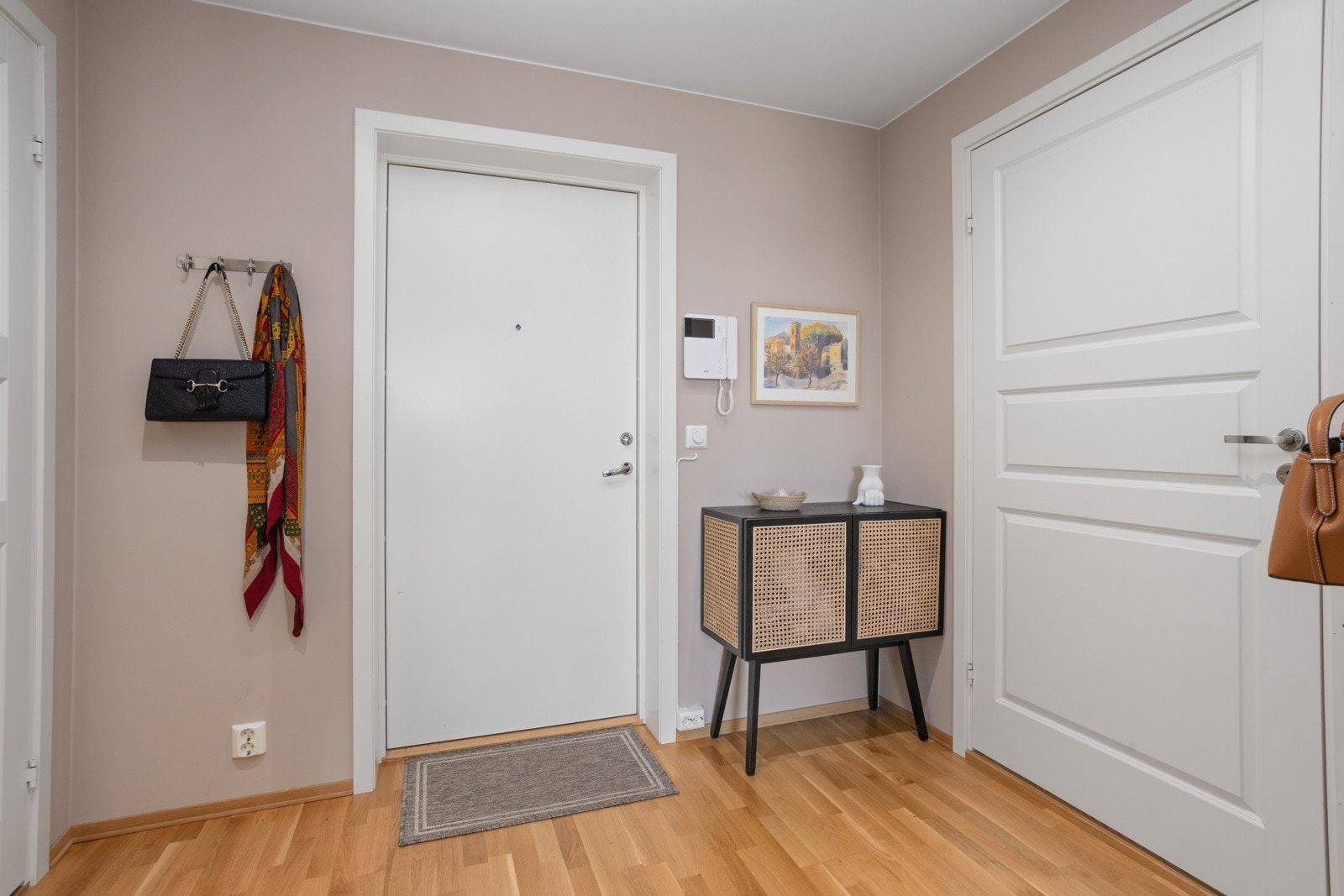 Entréen er tilknyttet innvendig bod som gjør det enkelt å rydde sko og jakker ut av syne. Det er montert dørcalling med video i entréen Galleribilde