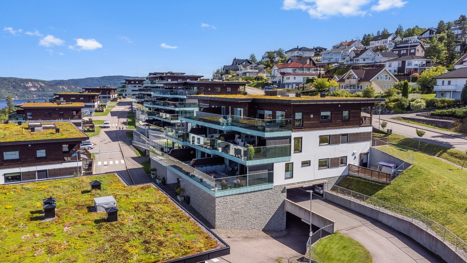 Eiendommen ligger høyt i terrenget på populære Kniveåsen. Her bor du rolig og tilbaketrukket til, men samtidig med kort vei til Drammen sentrum og alt av bymessige fasiliteter Galleribilde