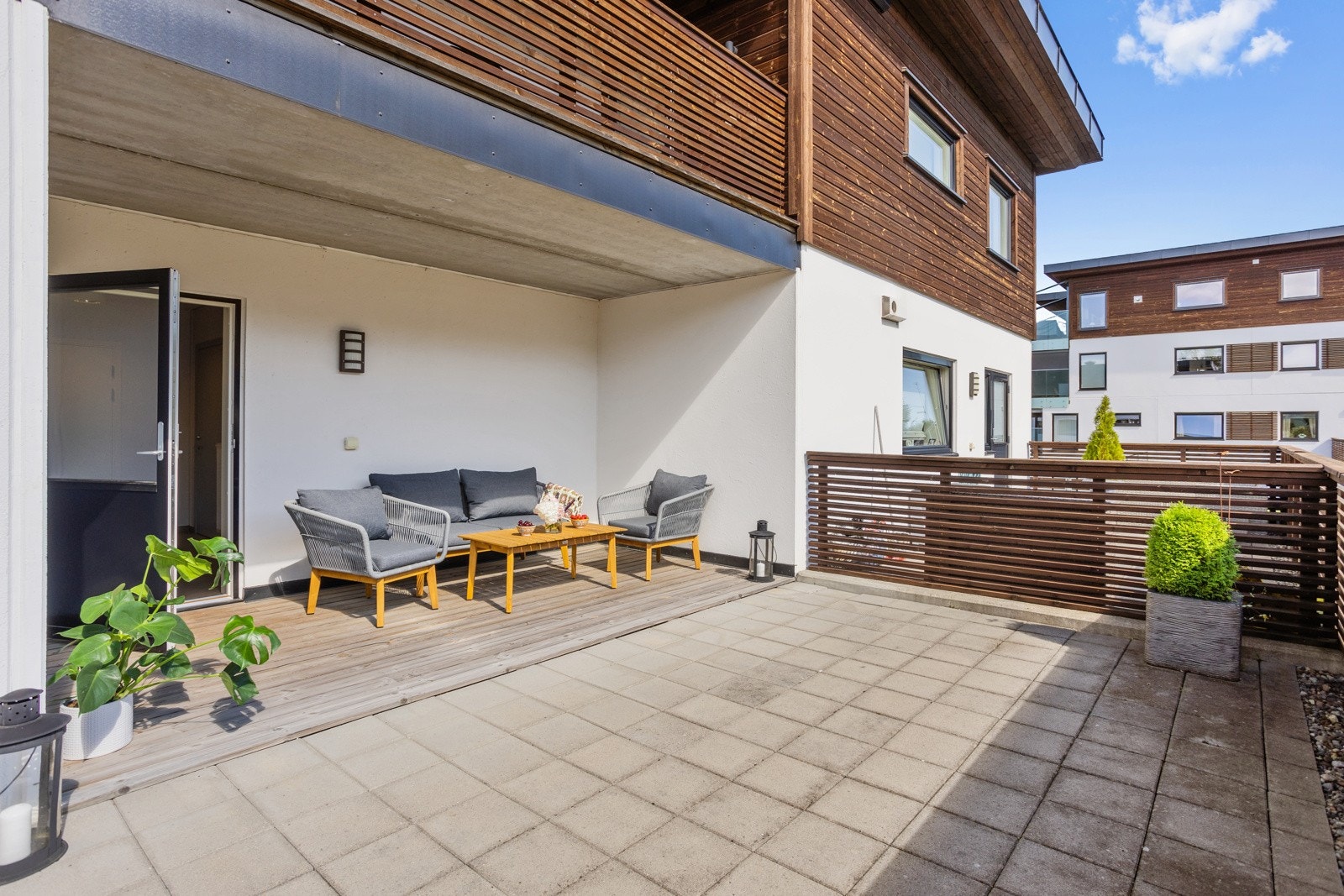 Leiligheten har egen terrasse på østsiden, hvor morgenkaffen kan nytes Galleribilde