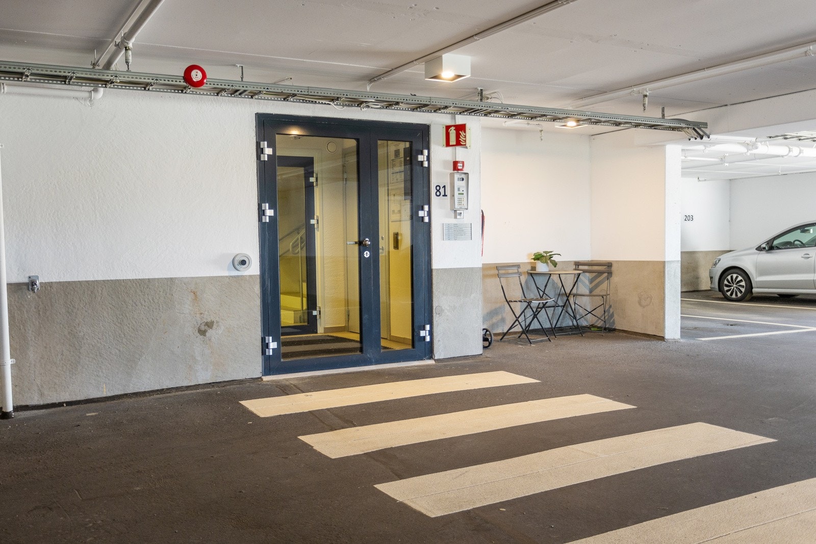 Inngangsparti som leder videre til heis- og trappehus Galleribilde