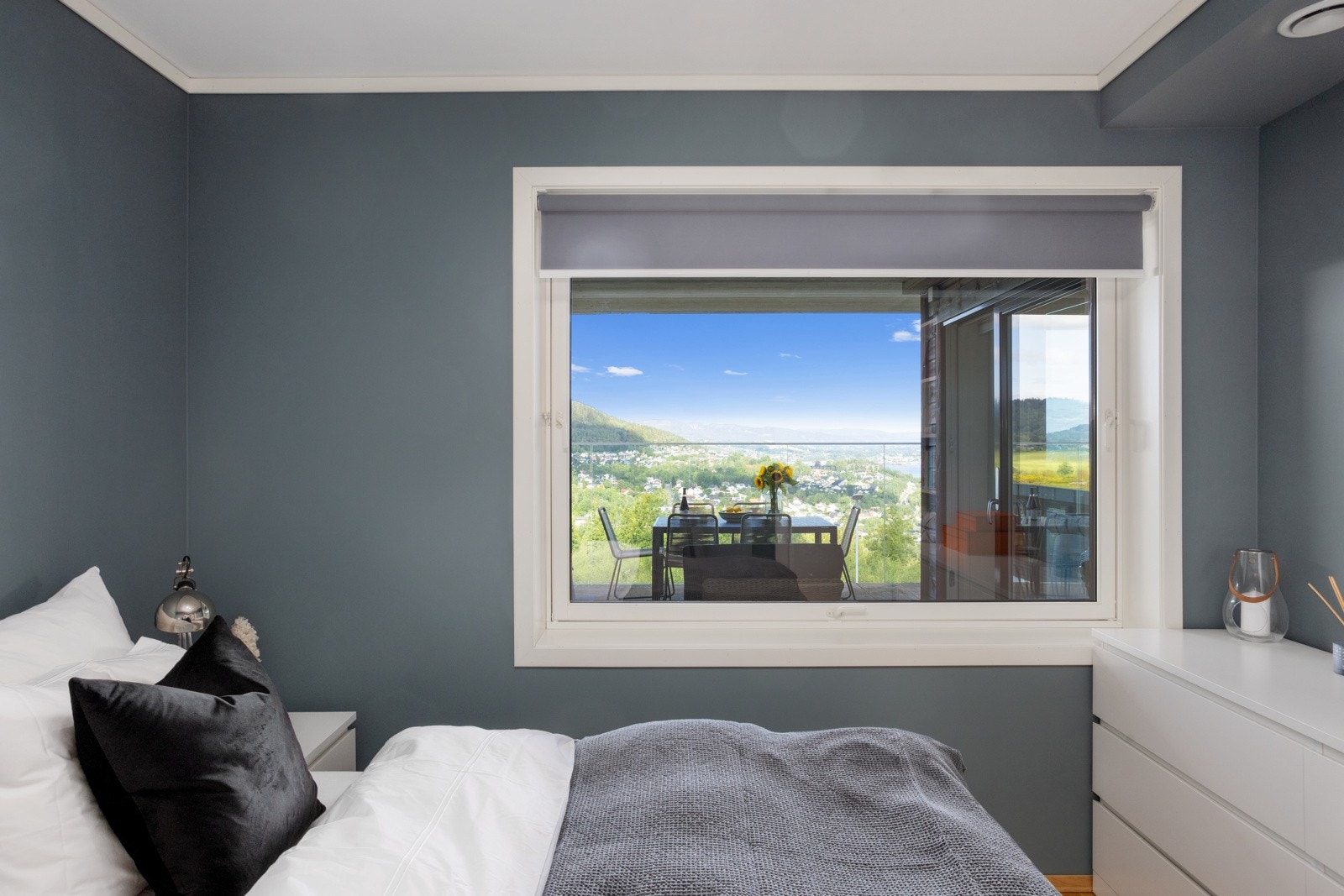 Rommet har også plass til ytterligere kommode, hylleløsninger eller skrivebord for eksempel Galleribilde