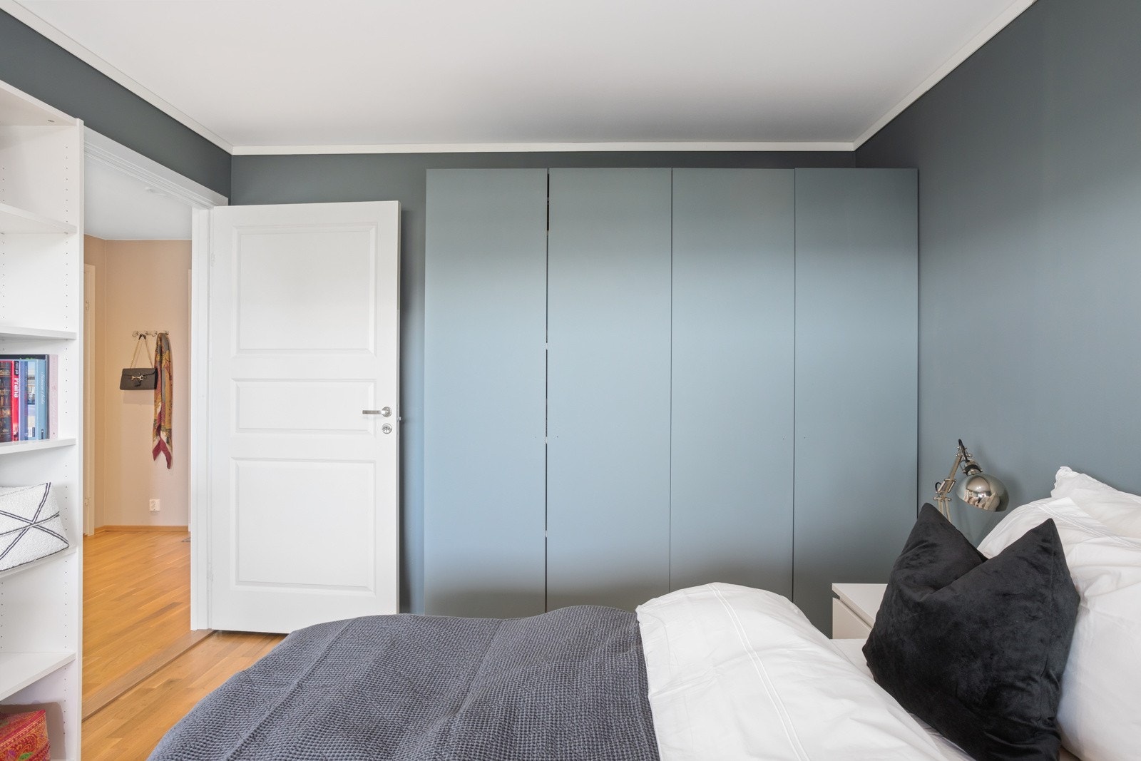 Det er montert garderobeskap på soverommet Galleribilde