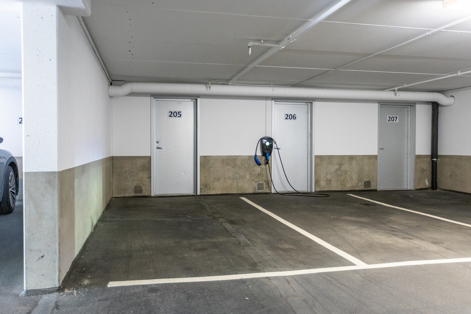 Med leiligheten følger egen garasjeplass i felles anlegg, tilrettelagt for elbillading Galleribilde