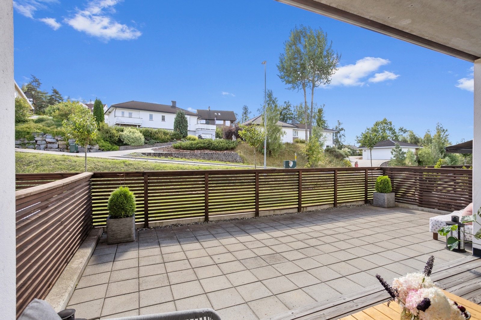 Terrassen er på hele 36m2 og det er god plass til utemøblement Galleribilde