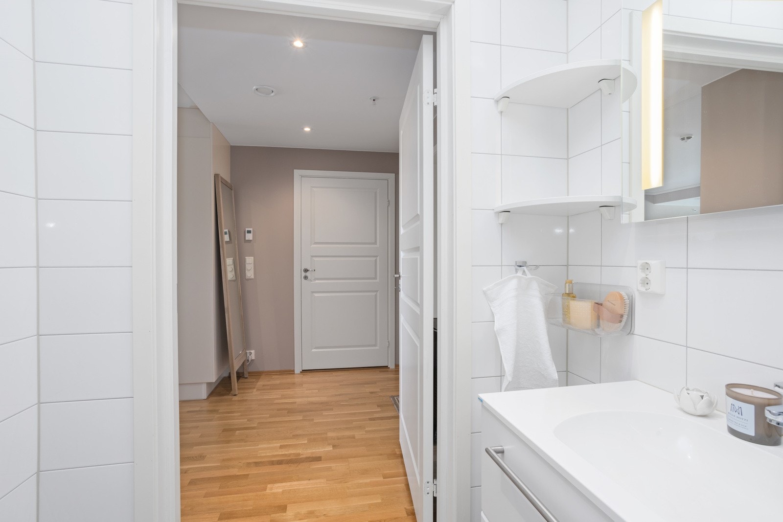 Badetrommet har vegghengt servantinnredning med to skuffer. Speil med integrert LED-belysning over servant Galleribilde