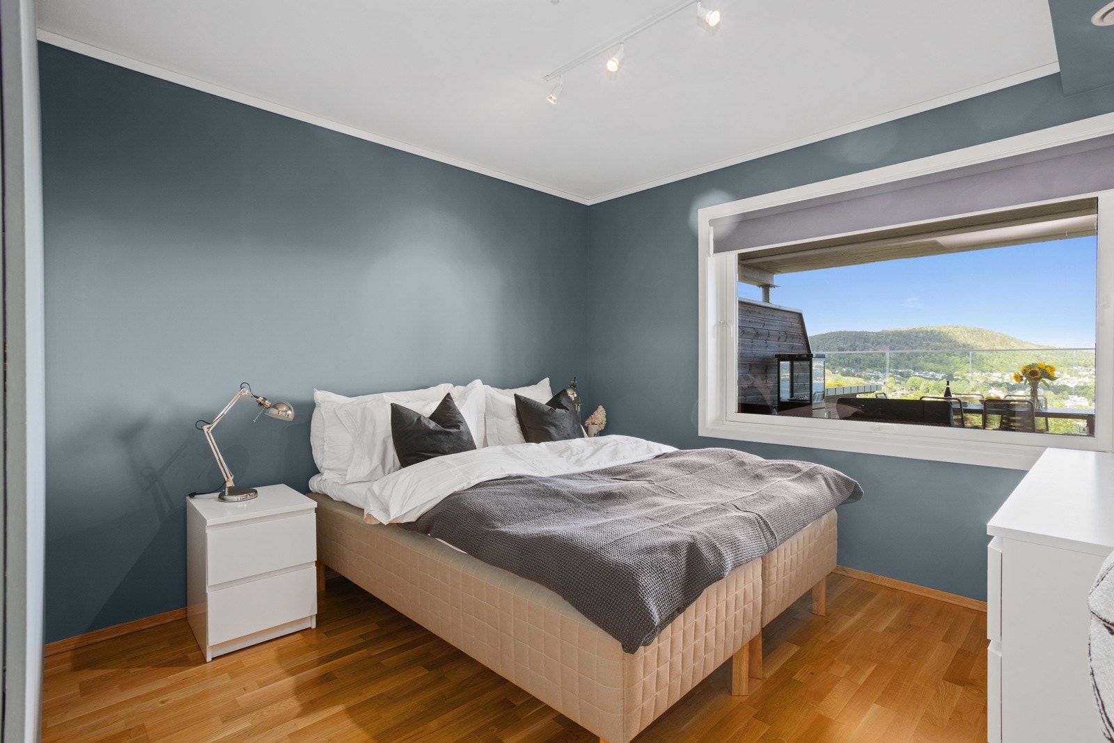 Leiligheten har ett stort soverom med god plass til dobbeltseng og nattbord Galleribilde