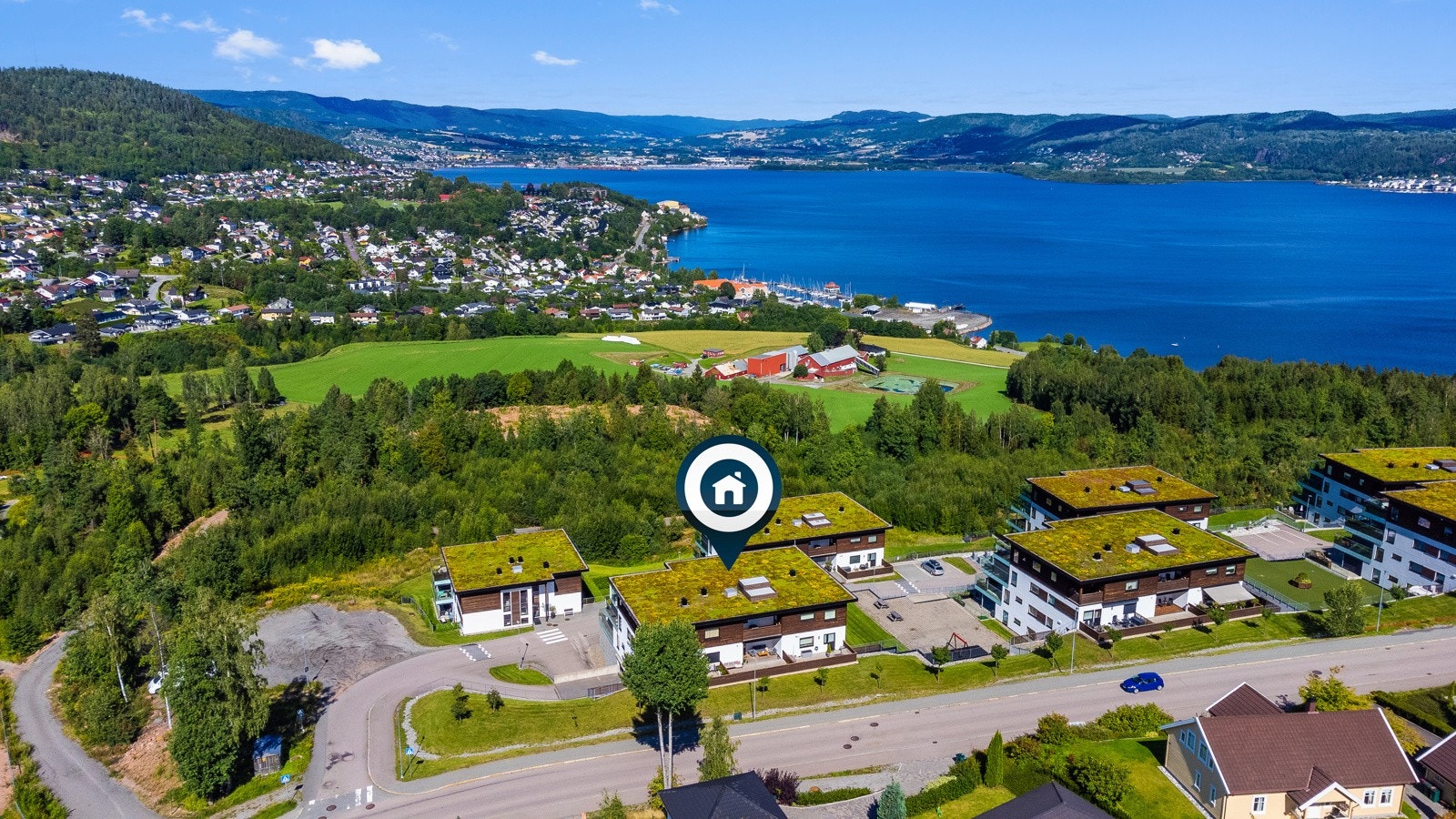 Det er ca. 2 km til Åskollen med gang-/sykkelavstand fra leiligheten. Kort vei til påkjøring til E-18 Galleribilde