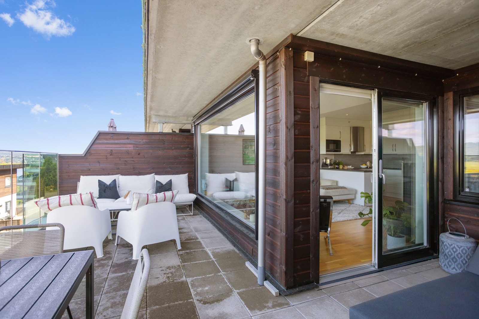 Terrassen er delvis overbygget og har en inntrukket sone. Det er montert utebelysning og stikkontakter utvendig Galleribilde