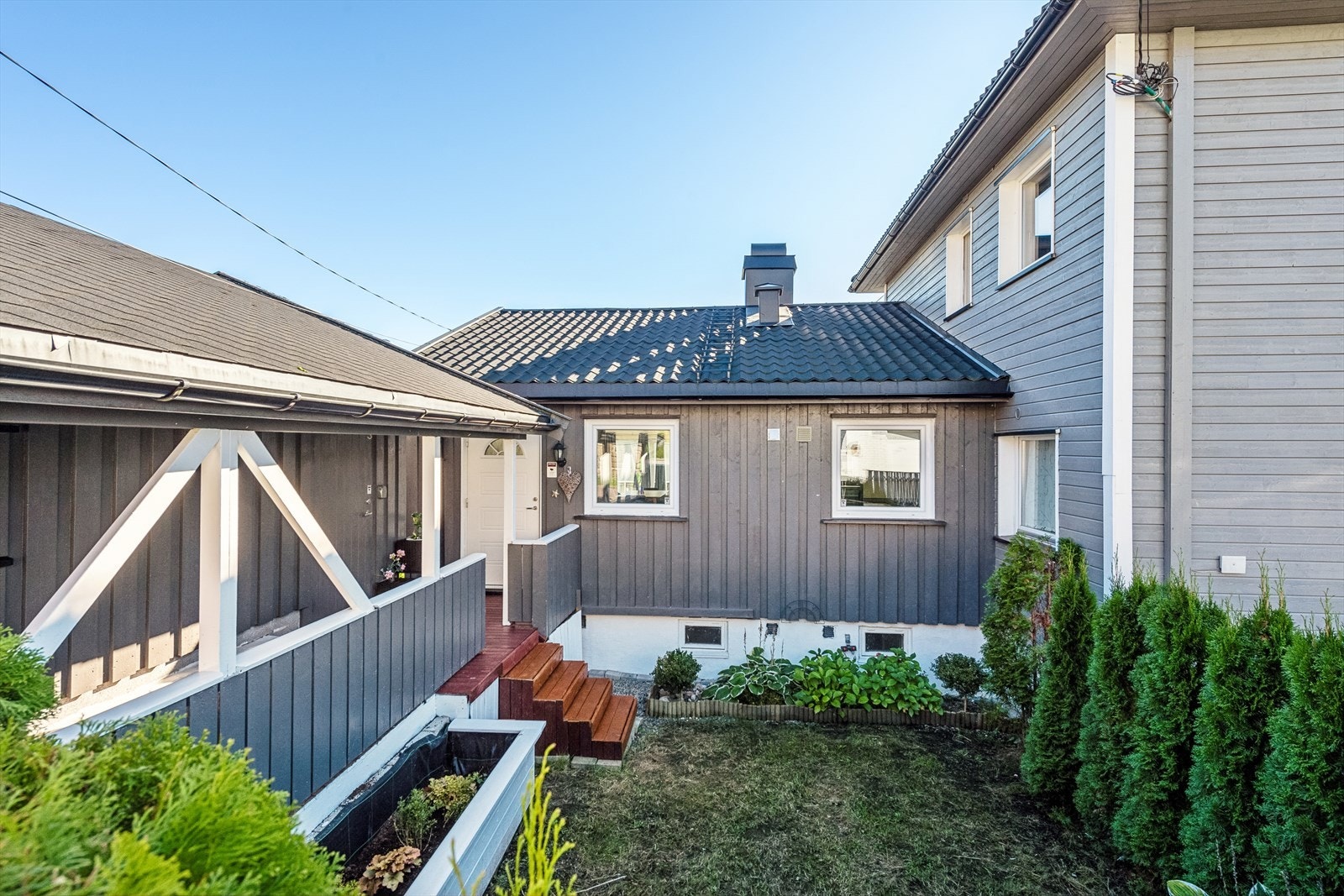 Eiendommen er på ca. 319 kvm og er skrånet. Galleribilde