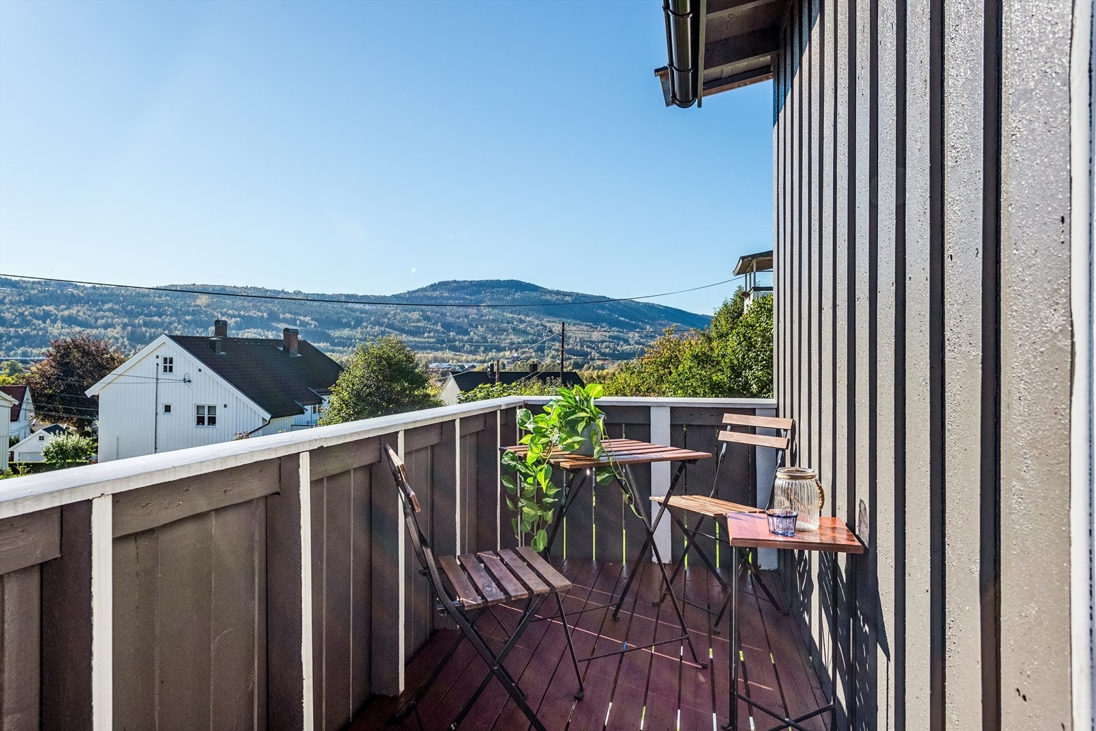 Det er utgang fra stuen i 1. etasje til en sydvendt terrasse på 9 kvm med herlige solforhold. Galleribilde