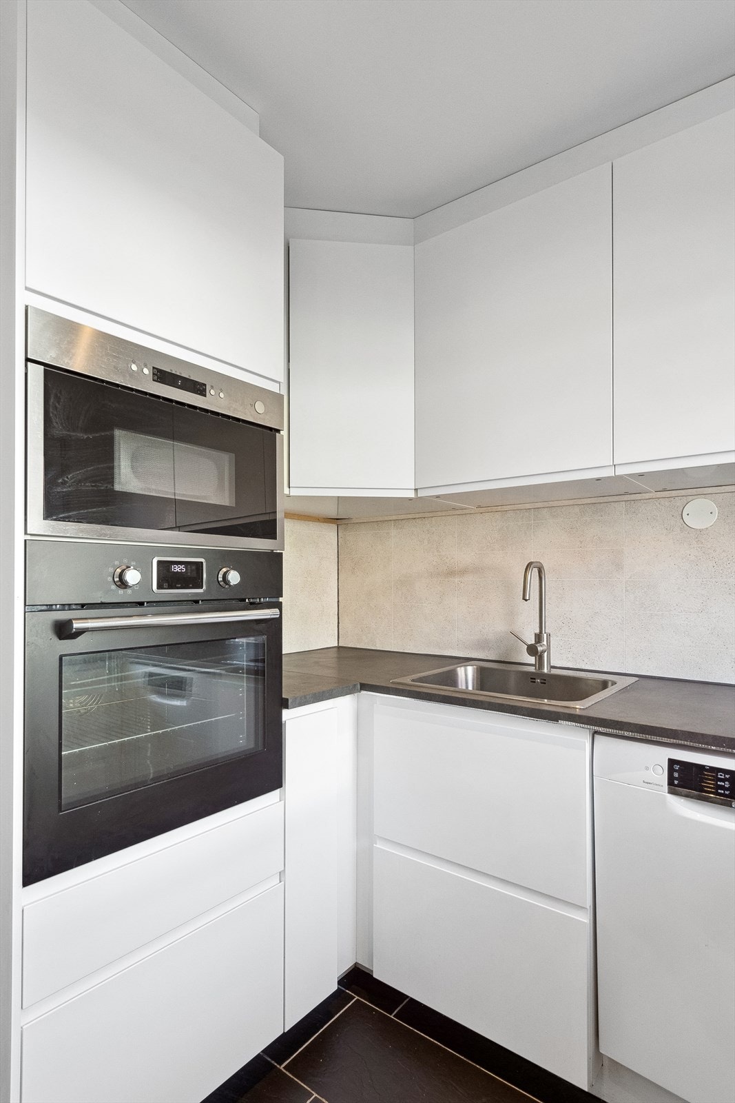 Integrert stekeovn, mikro, oppvaskmaskin og induksjonstopp medfølger. Galleribilde