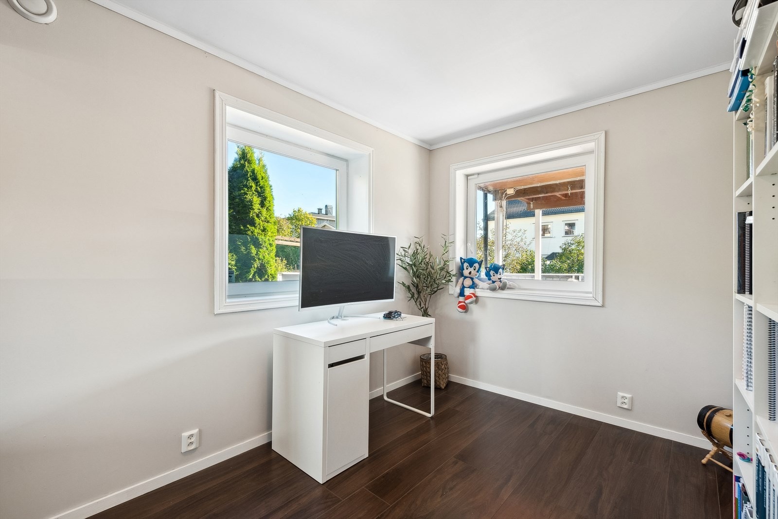 Et av soverommene brukes gjerne som hjemmekontor. Galleribilde