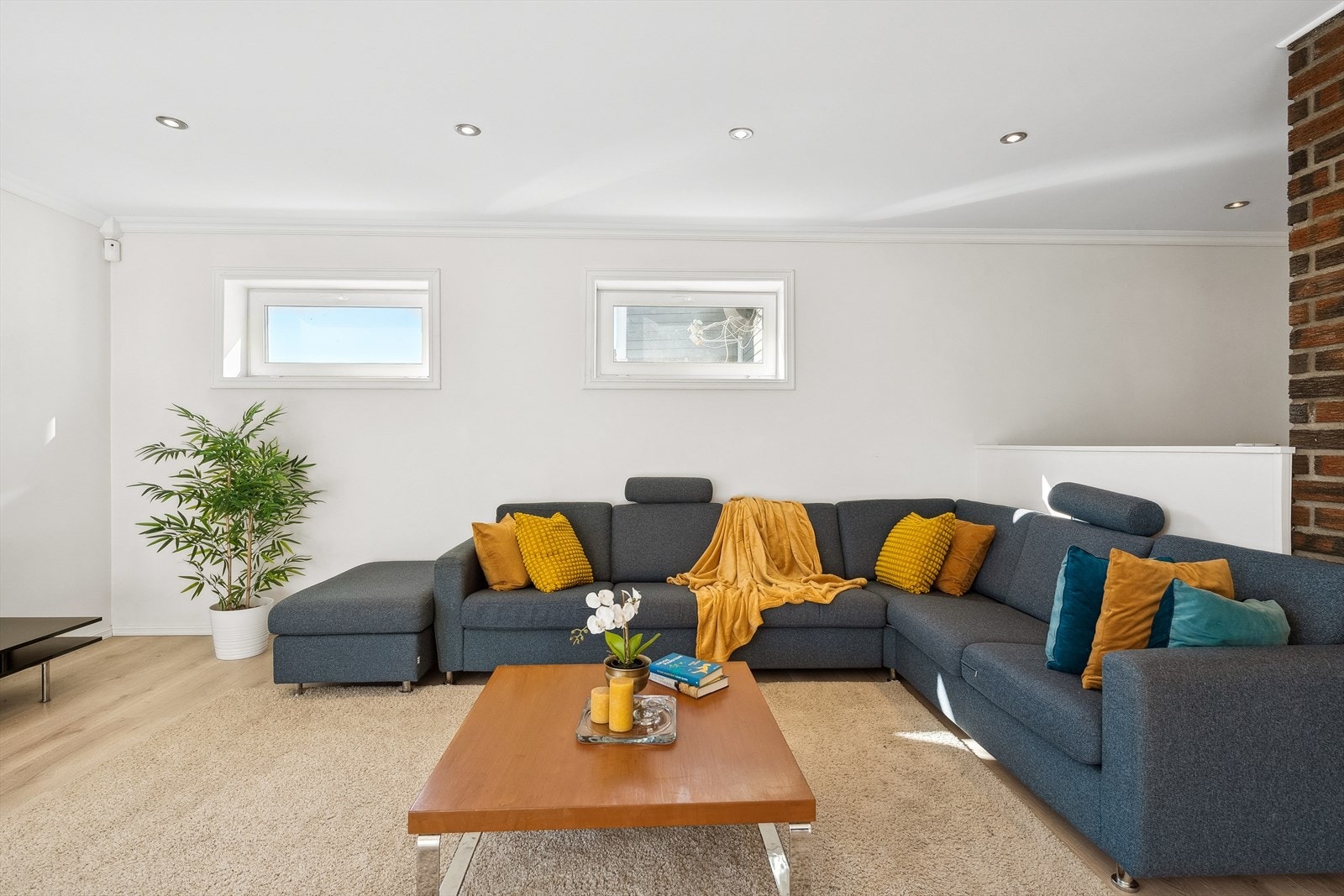 I 2021 ble taket byttet. Det ble i sammenheng med dette også byttet gulv i stue og innvendig tak. Galleribilde