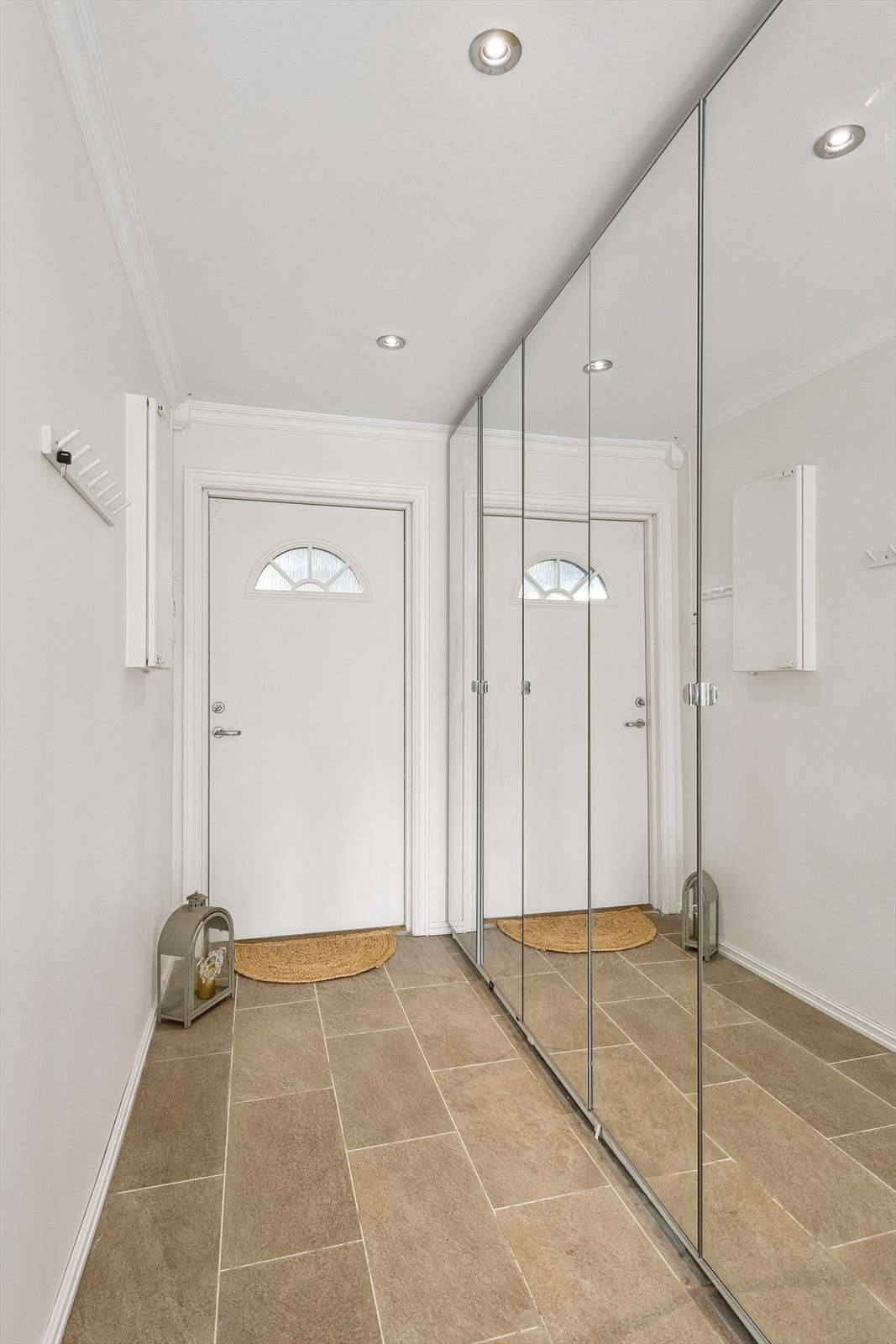 Man ønskes velkommen i en flislagt entré med mye garderobeplass. Galleribilde