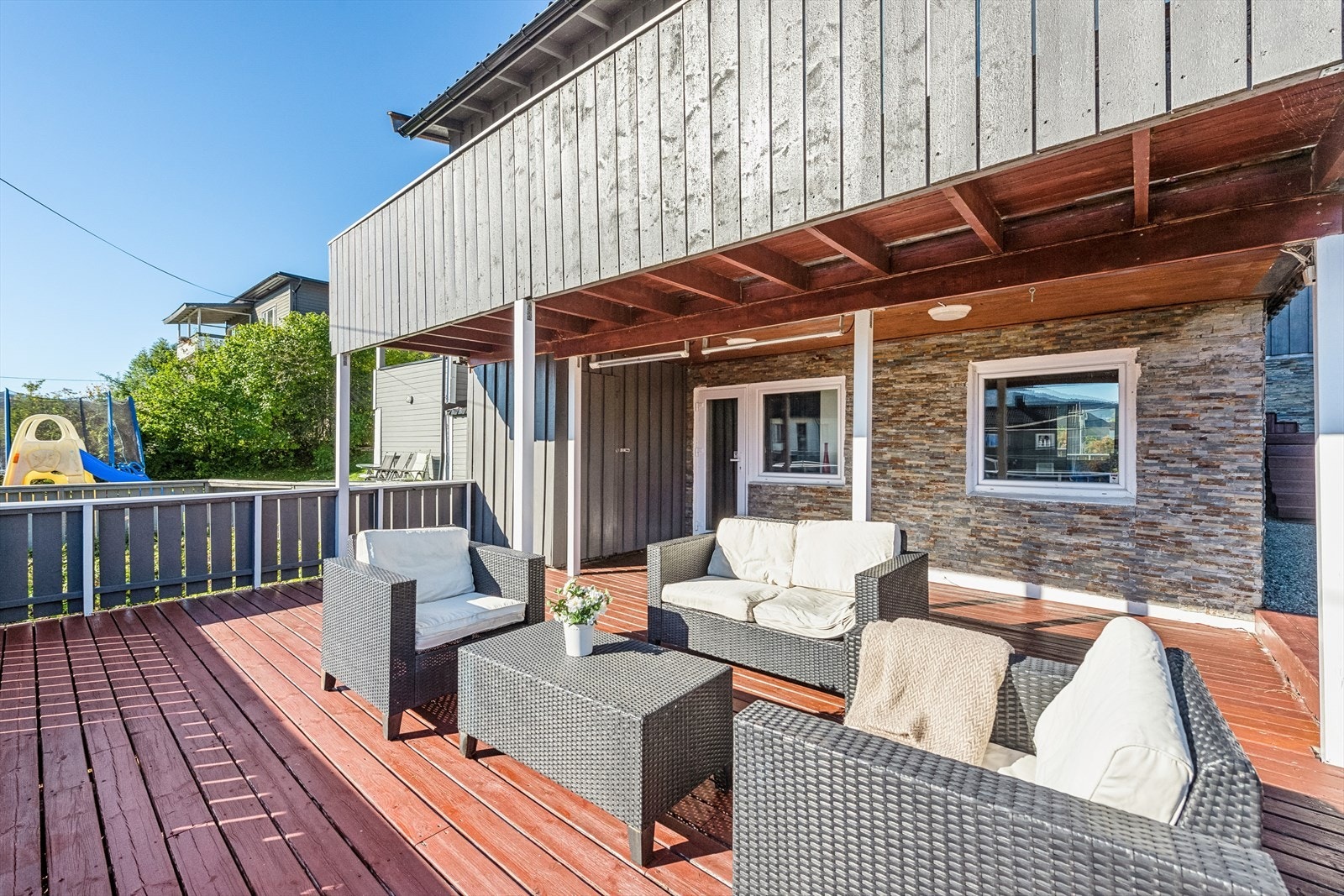 Fra terrassen er det adkomst til den utvendige boden på ca. 3 kvm. Galleribilde