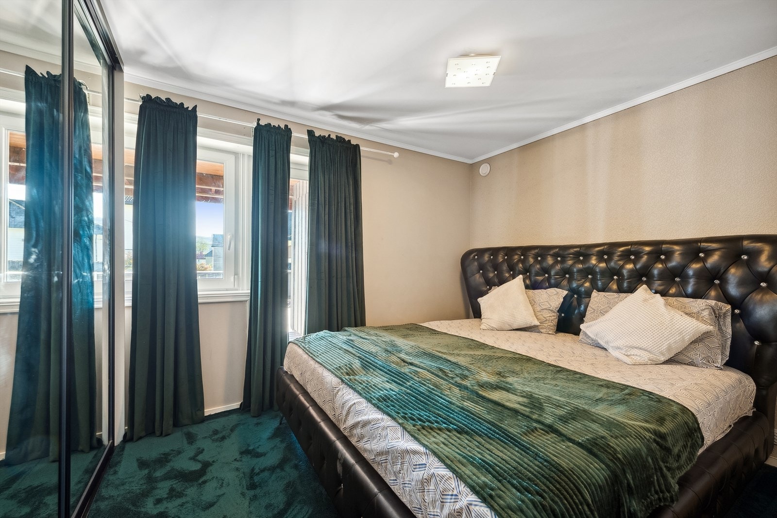 Boligen har tre gode soverom med plass til stor seng. Galleribilde