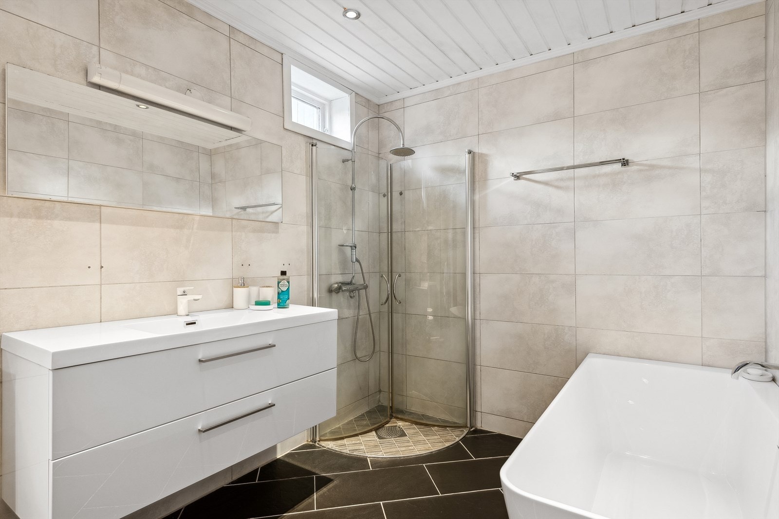 Boligen har et flislagt baderom i u. etasje med varmekabler i gulv og downlights i himling. Galleribilde