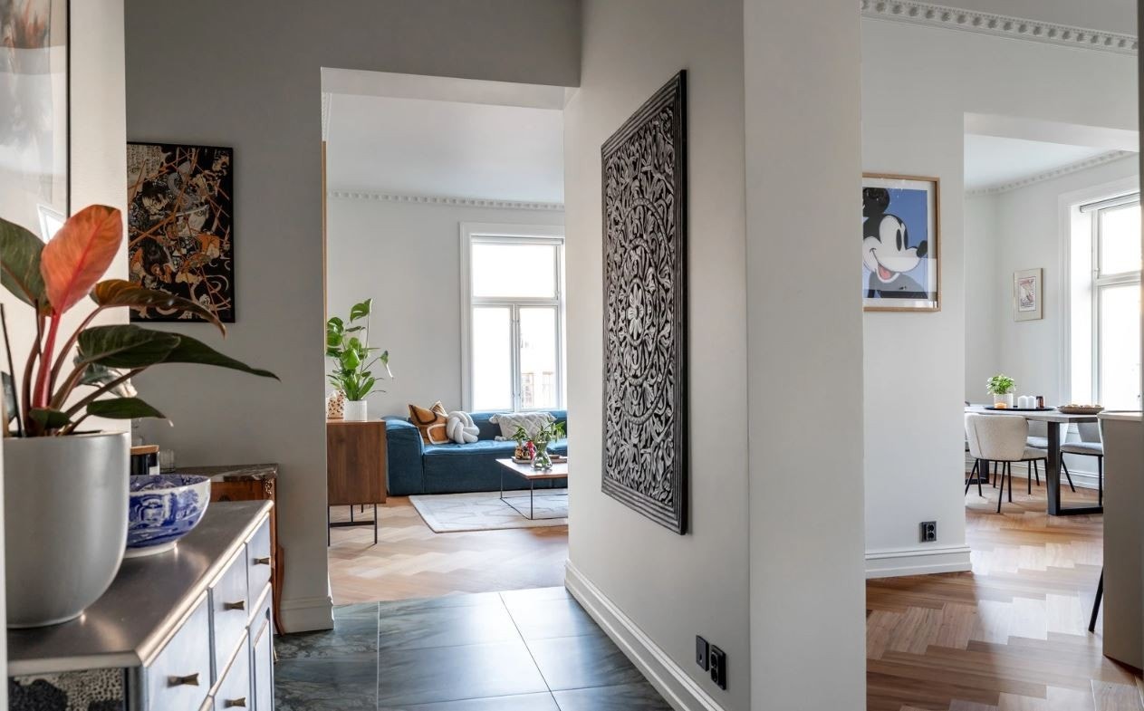 I entréen er det lagt store fliser med behagelig gulvvarme Galleribilde