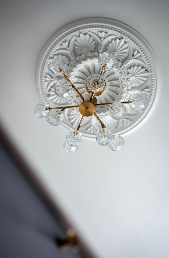 Leiligheten har flotte klassiske detaljer som stukkatur og rosetter. Galleribilde