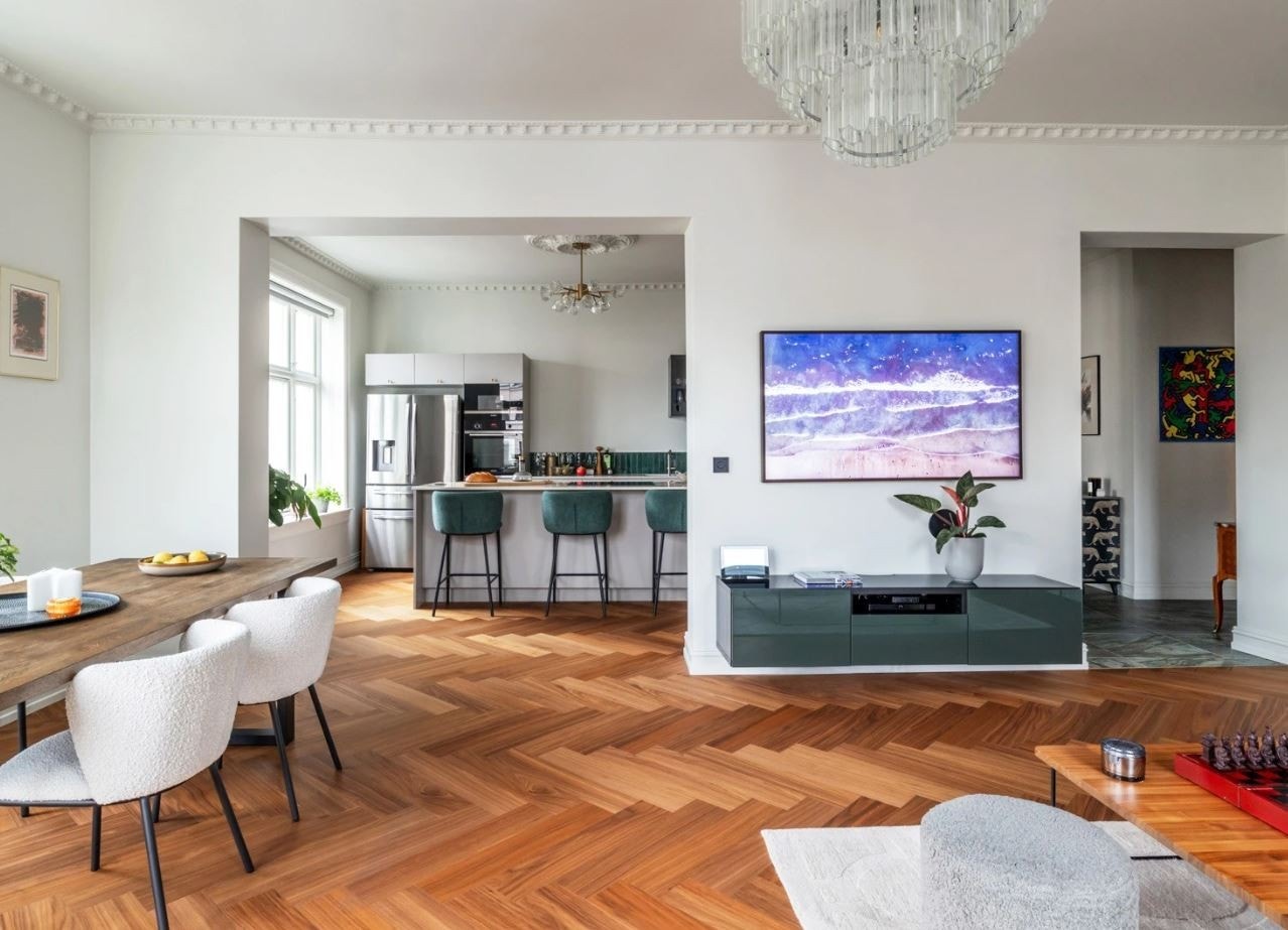 Stuen har god plass til stor sofagruppe, tilhorende møblement og spisebord. Galleribilde