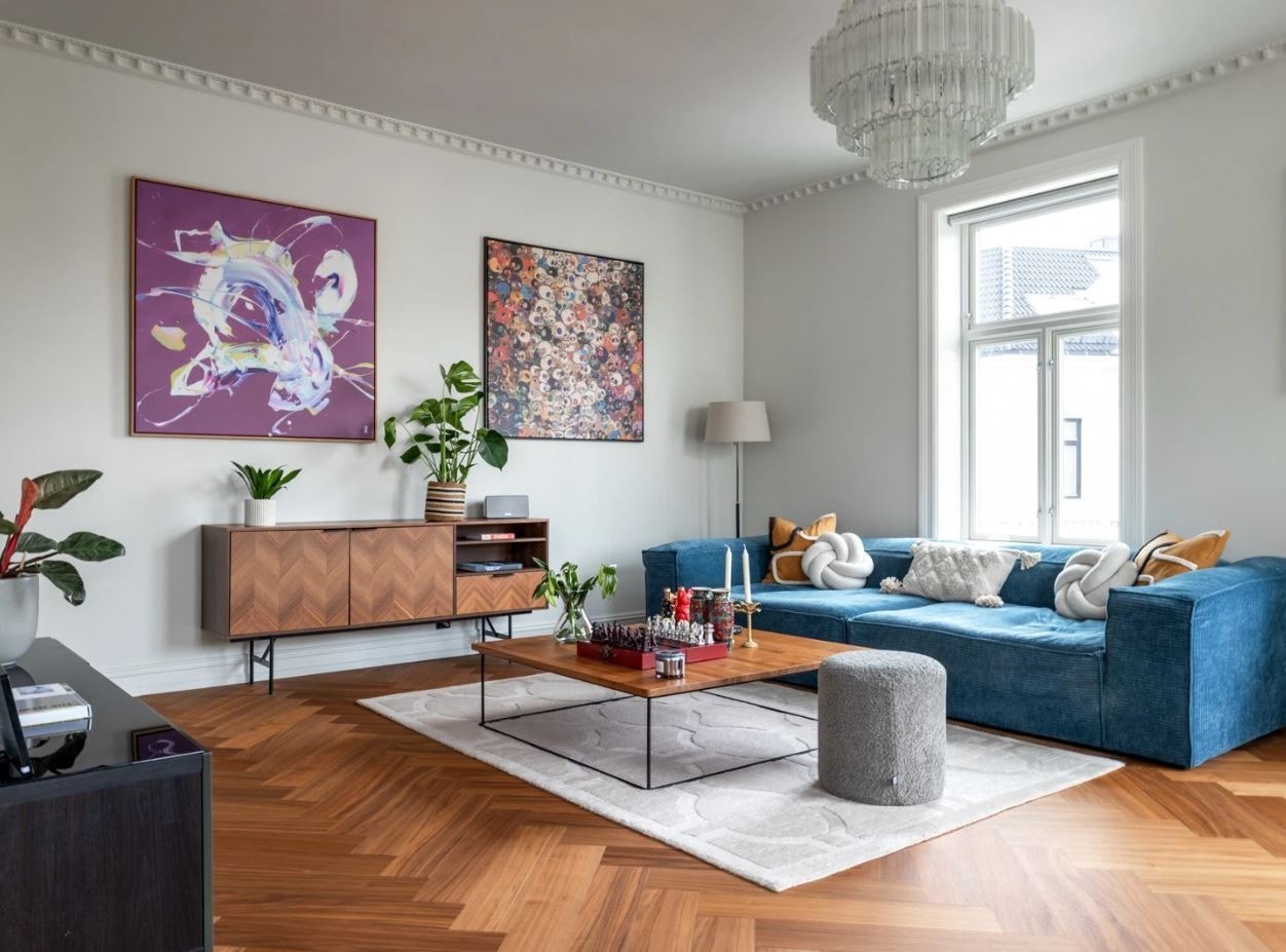 Elegant stue med generøs takhøyde på ca 3 meter og vakre klassiske detaljer. Galleribilde