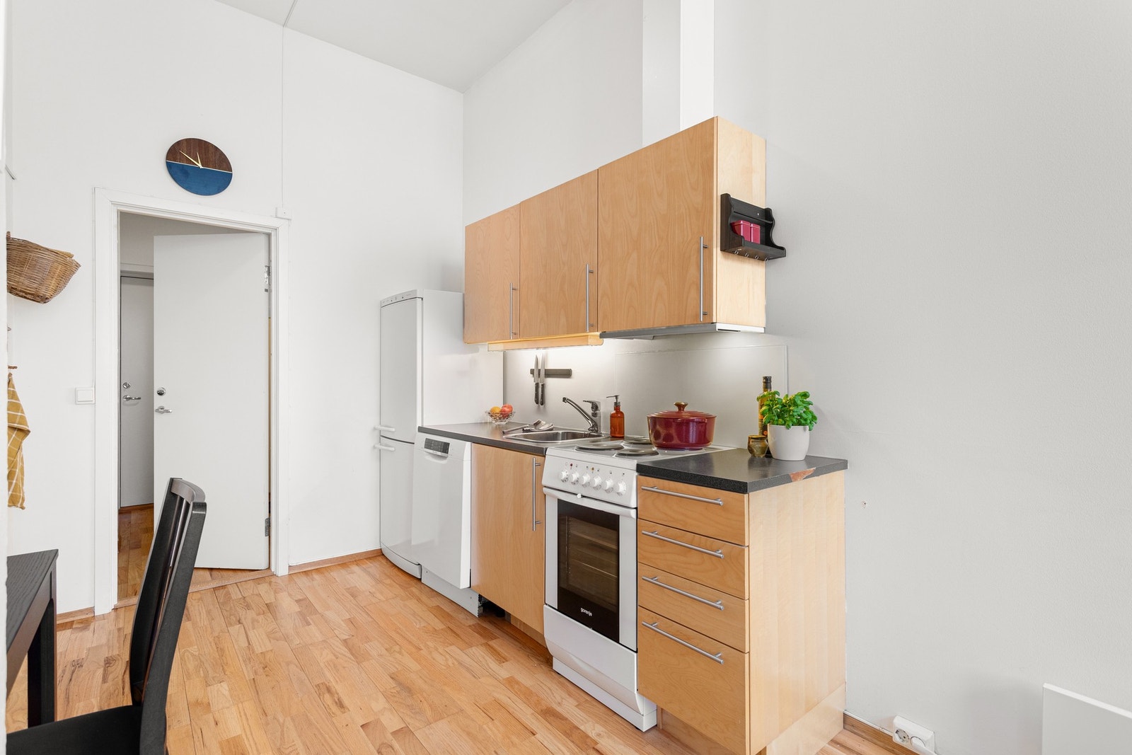 Pent kjøkken med gode lagringsmuligheter. Galleribilde