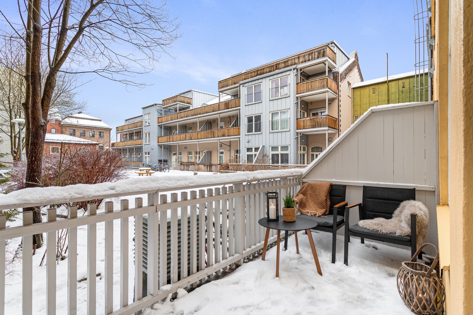 Leiligheten er én av få i området med egen, privat terrasse. Galleribilde
