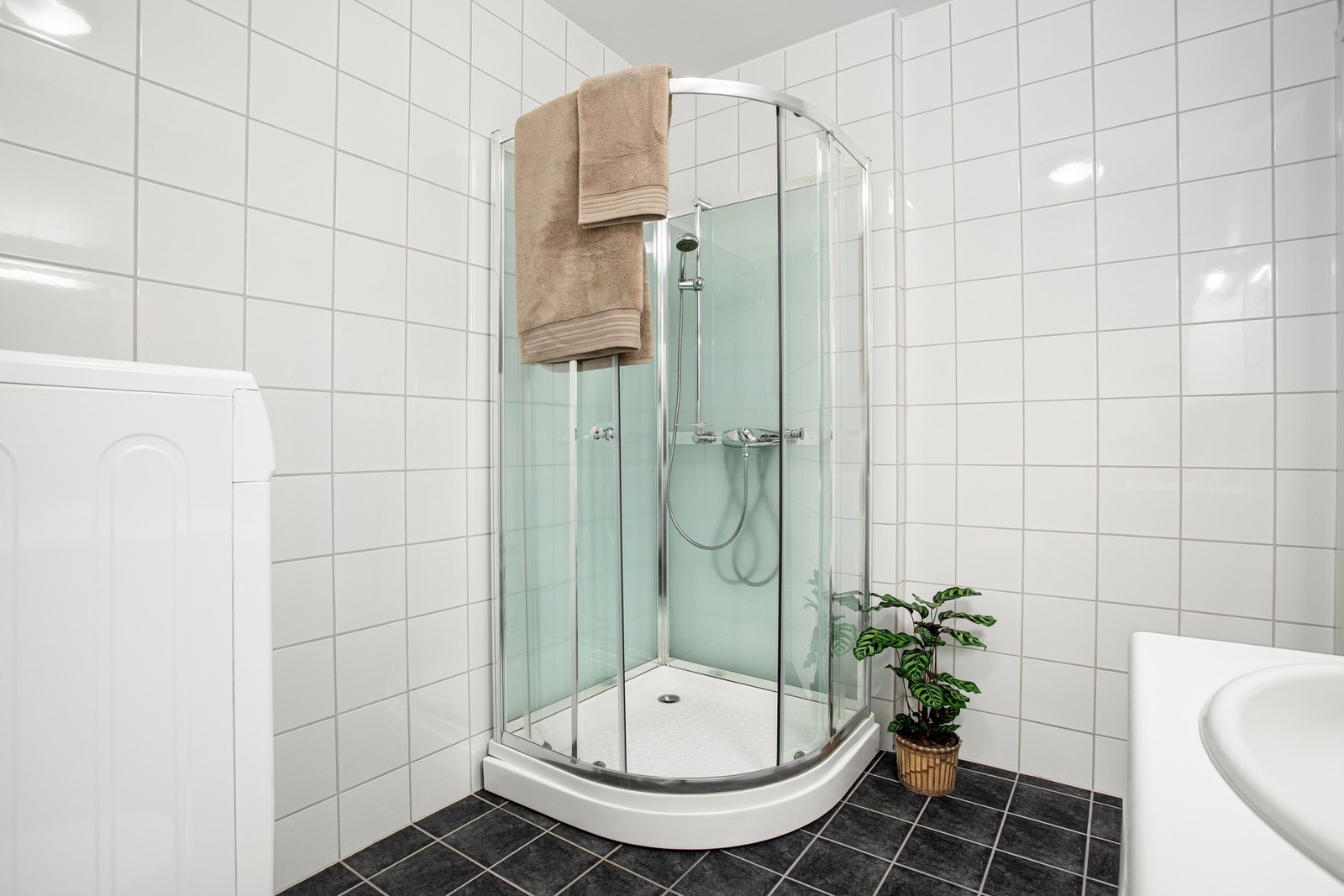 Badet er utstyrt med bl.a. servant, klosett, dusjkabinett og opplegg til vaskemaskin. Galleribilde