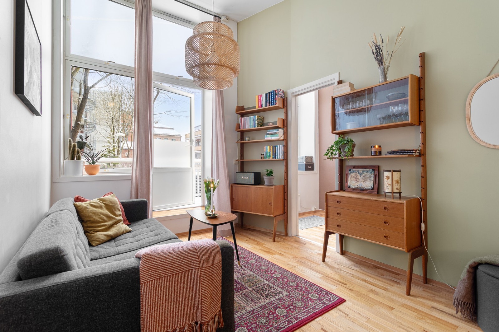 En sentral og fin 2-roms på 40m² med gjennomgående god standard og takhøyde på ca. 3,5 meter. Galleribilde