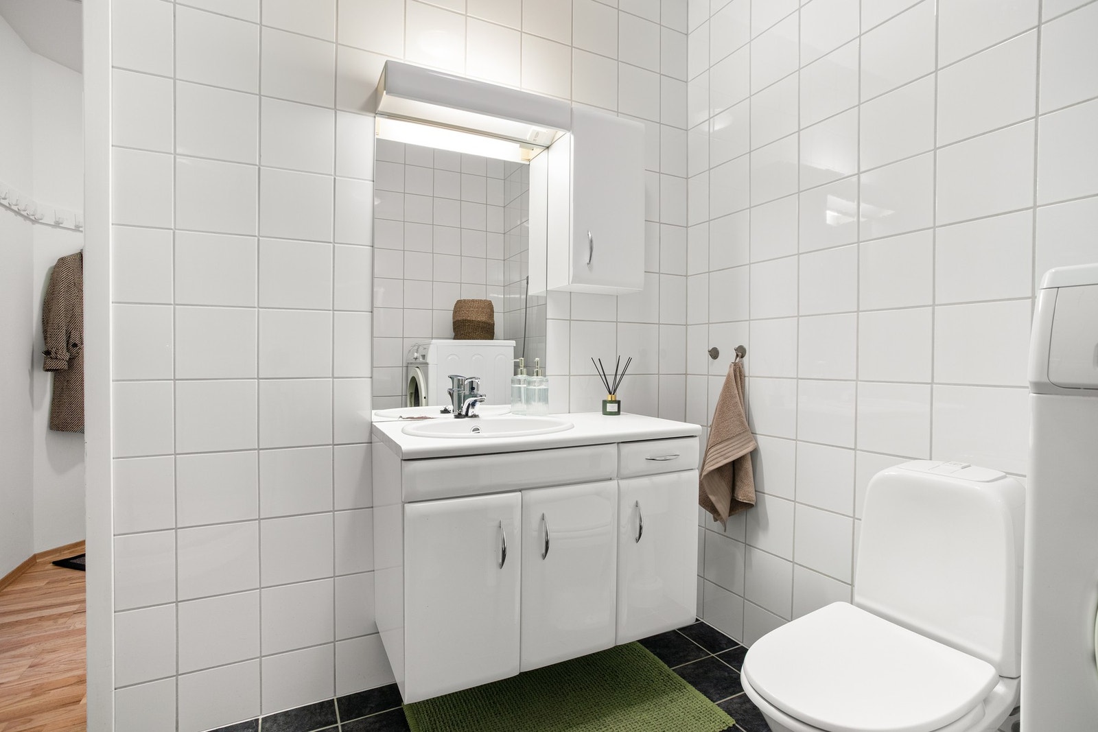 Badet er utstyrt med bl.a. servant, klosett, dusjkabinett og opplegg til vaskemaskin. Galleribilde