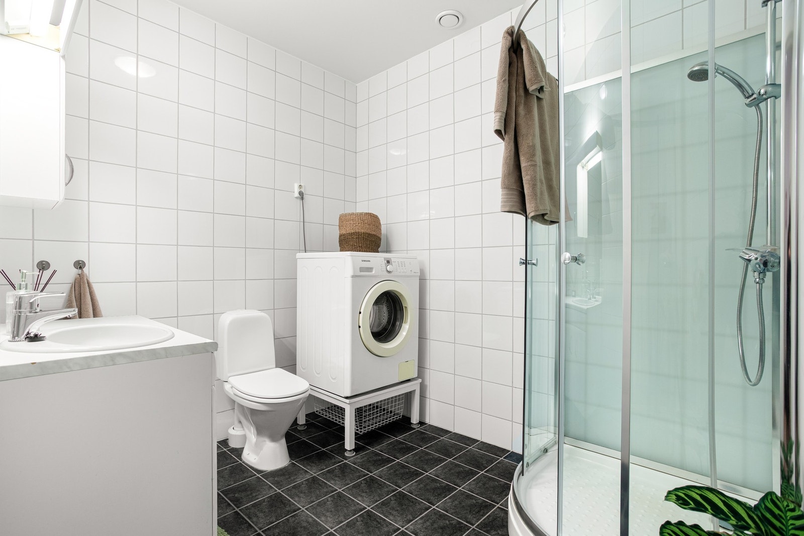 Romslig flislagt bad på 5,5m². Galleribilde