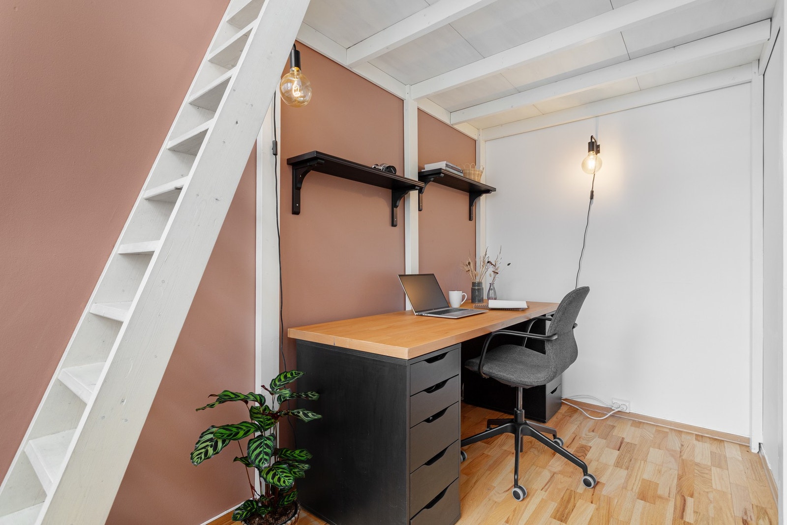 Svært smart hemsløsning med kontorløsning nederst og dobbeltseng øverst. Galleribilde