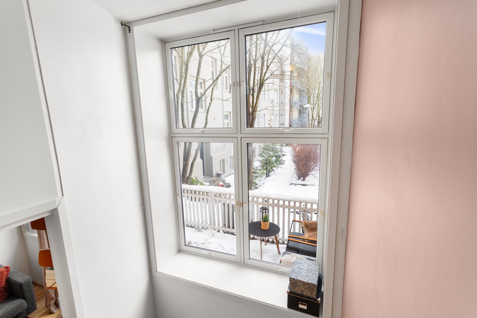 Utsyn fra hemsen ut vinduet. Galleribilde