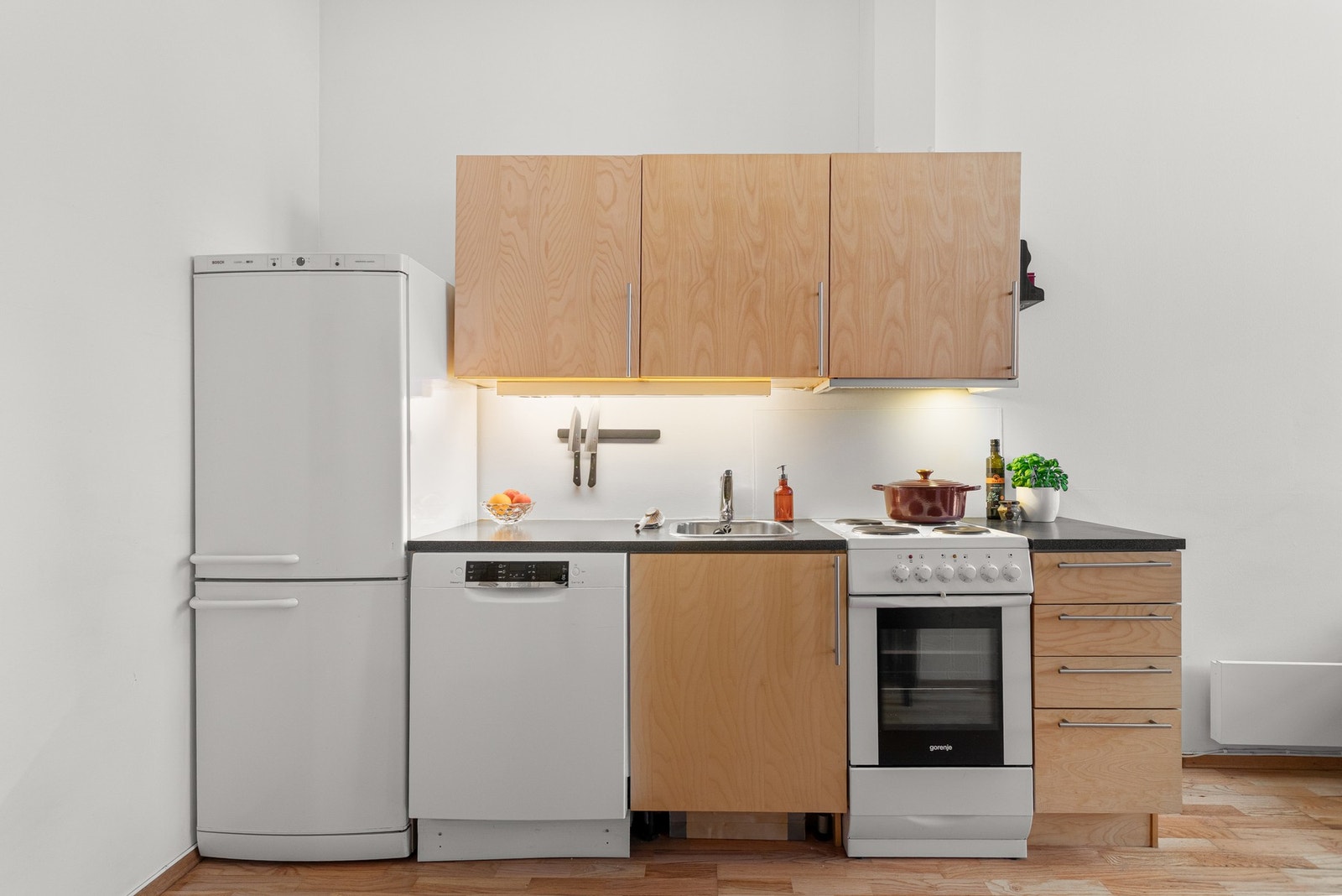 Pent kjøkken med gode lagringsmuligheter. Galleribilde