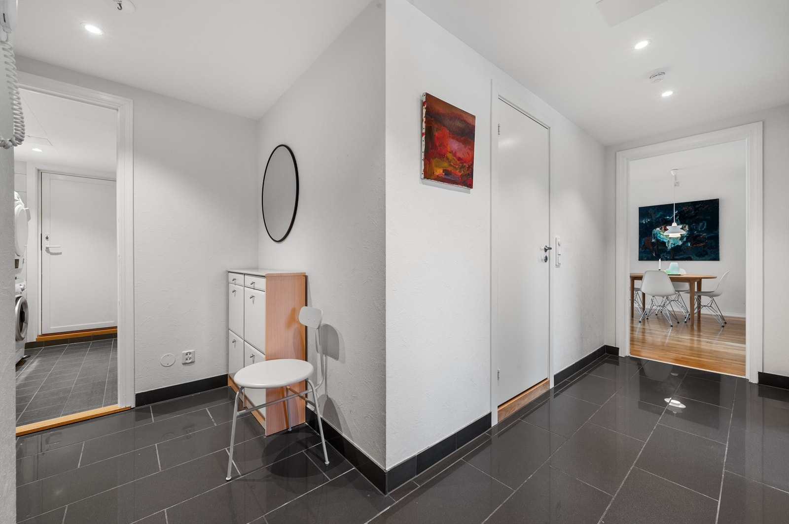 Lys og romslig entré/gang med fliser på gulv og spotter i tak. Galleribilde