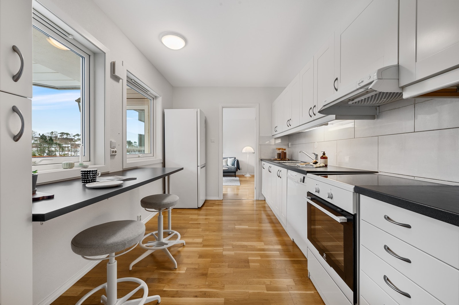 Sitteplass med barløsning er perfekt for de raske matbitene eller en kopp kaffe før man starter dagen. Galleribilde