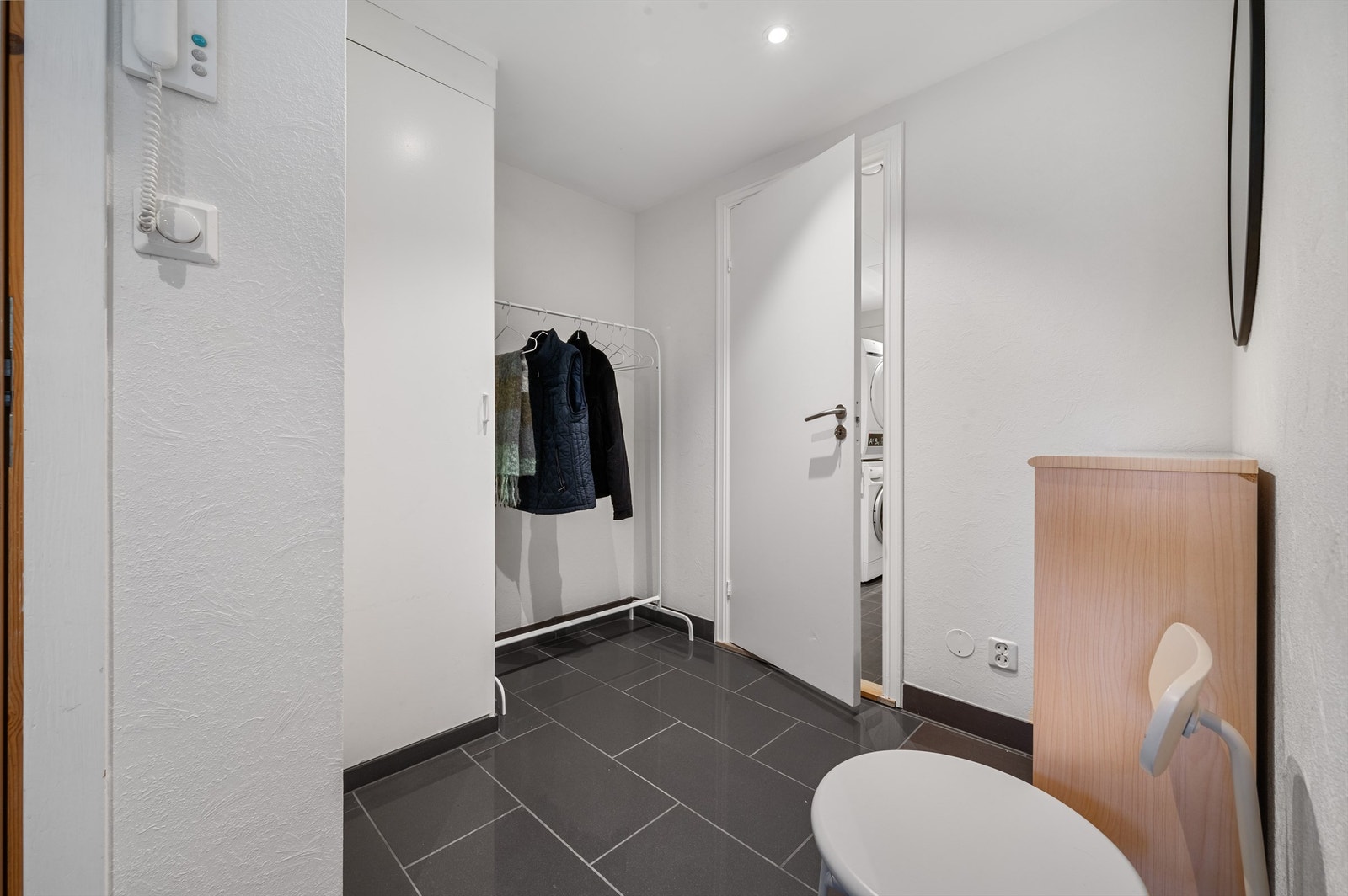 God plass til garderobeløsning for oppbevaring av yttertøyet. Galleribilde