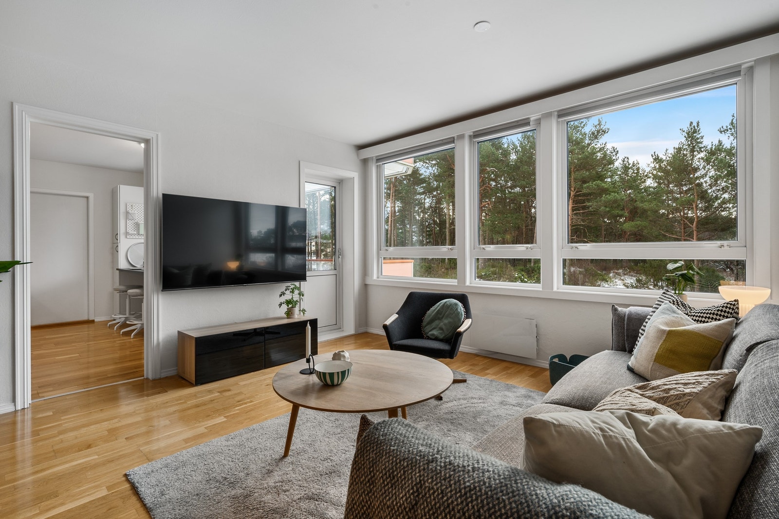 Store vindusflater som gir godt med lysinnslipp i stuen samtidig som man er skjermet for innsyn. Galleribilde