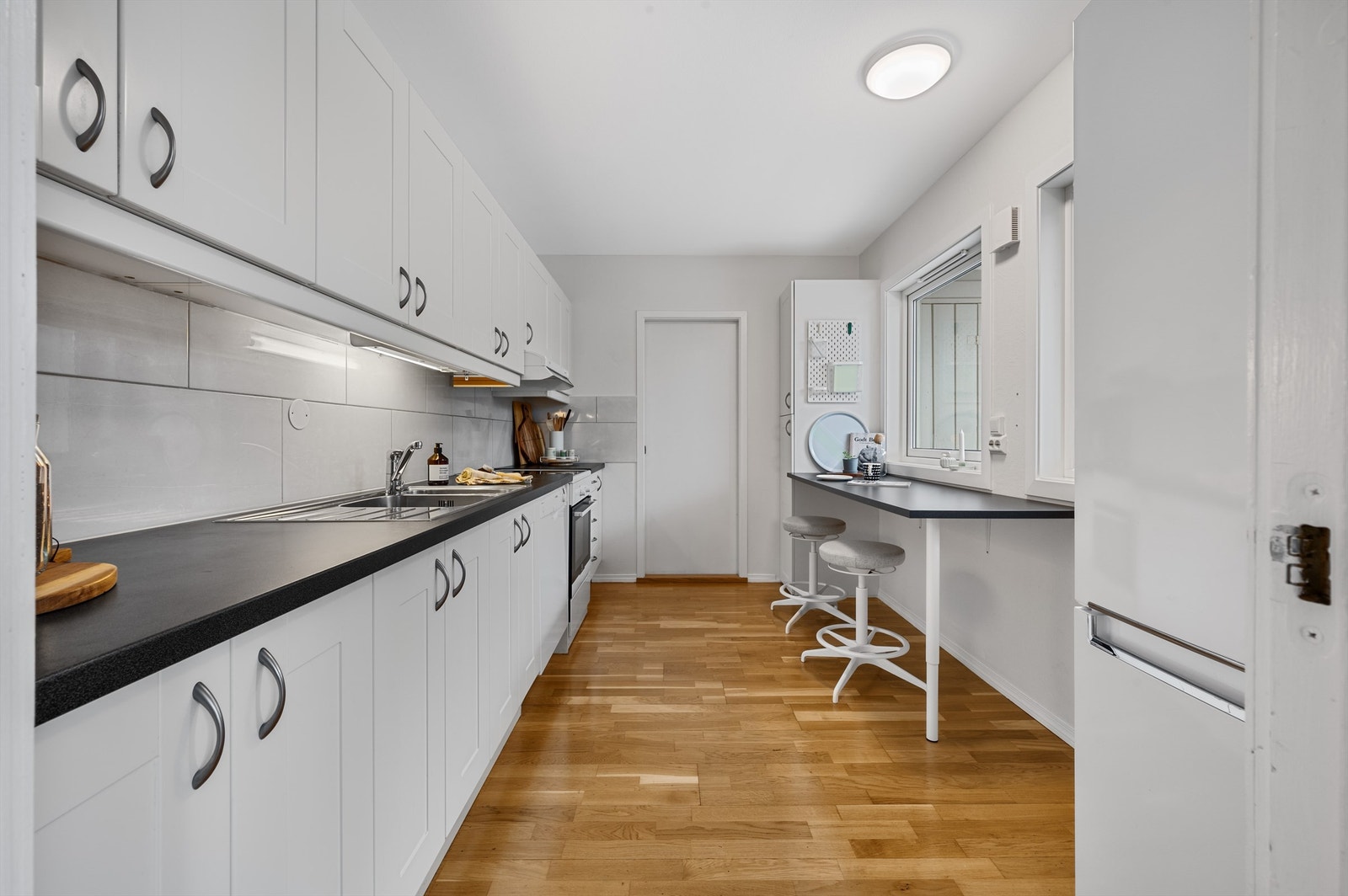 Fra stue ligger leilighetens kjøkken med delvis åpen løsning Galleribilde