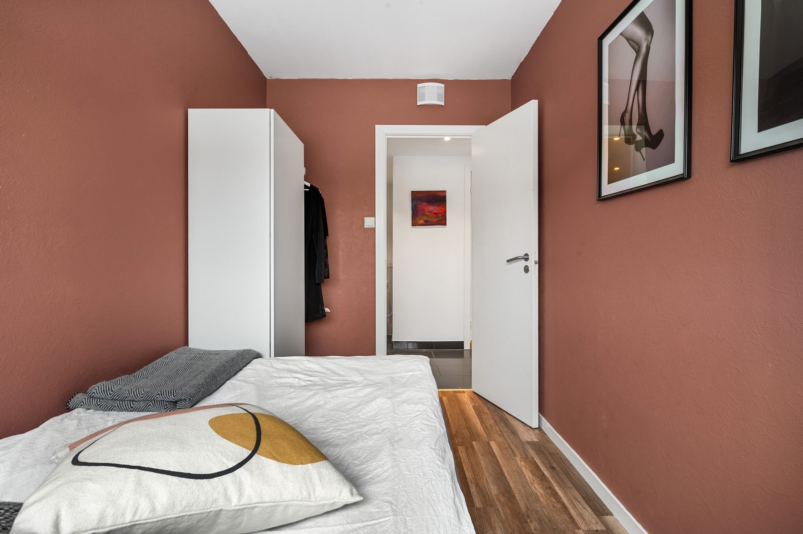 God plass til enkeltseng og garderobeskap. Galleribilde