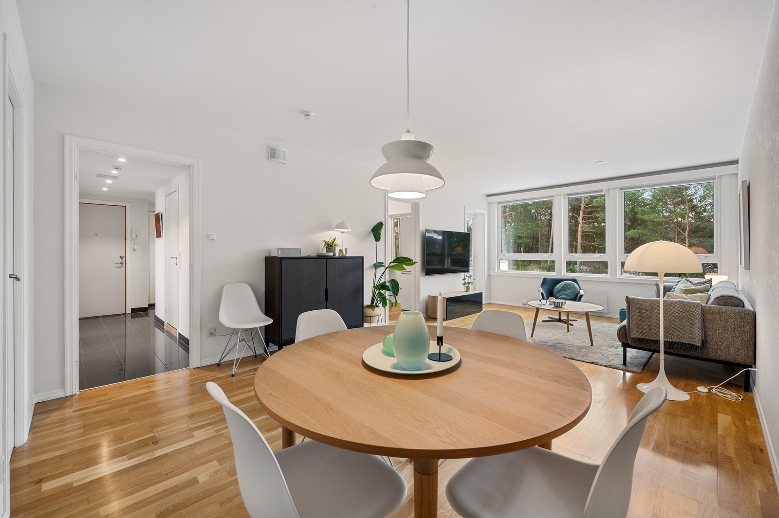 God plass til å innrede med stort spisebord i stue Galleribilde