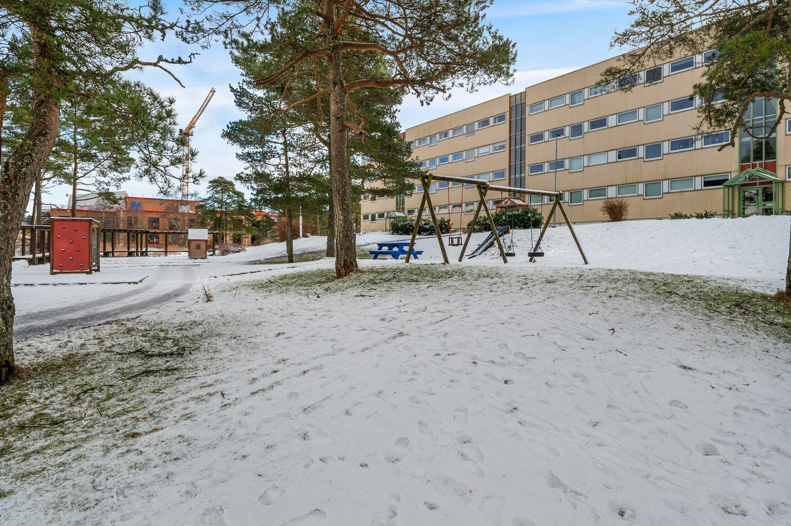 Borettslaget har flotte fellesområder som lekeplasser og store grøntrområder som gjør det lett å trives for store og små. Galleribilde