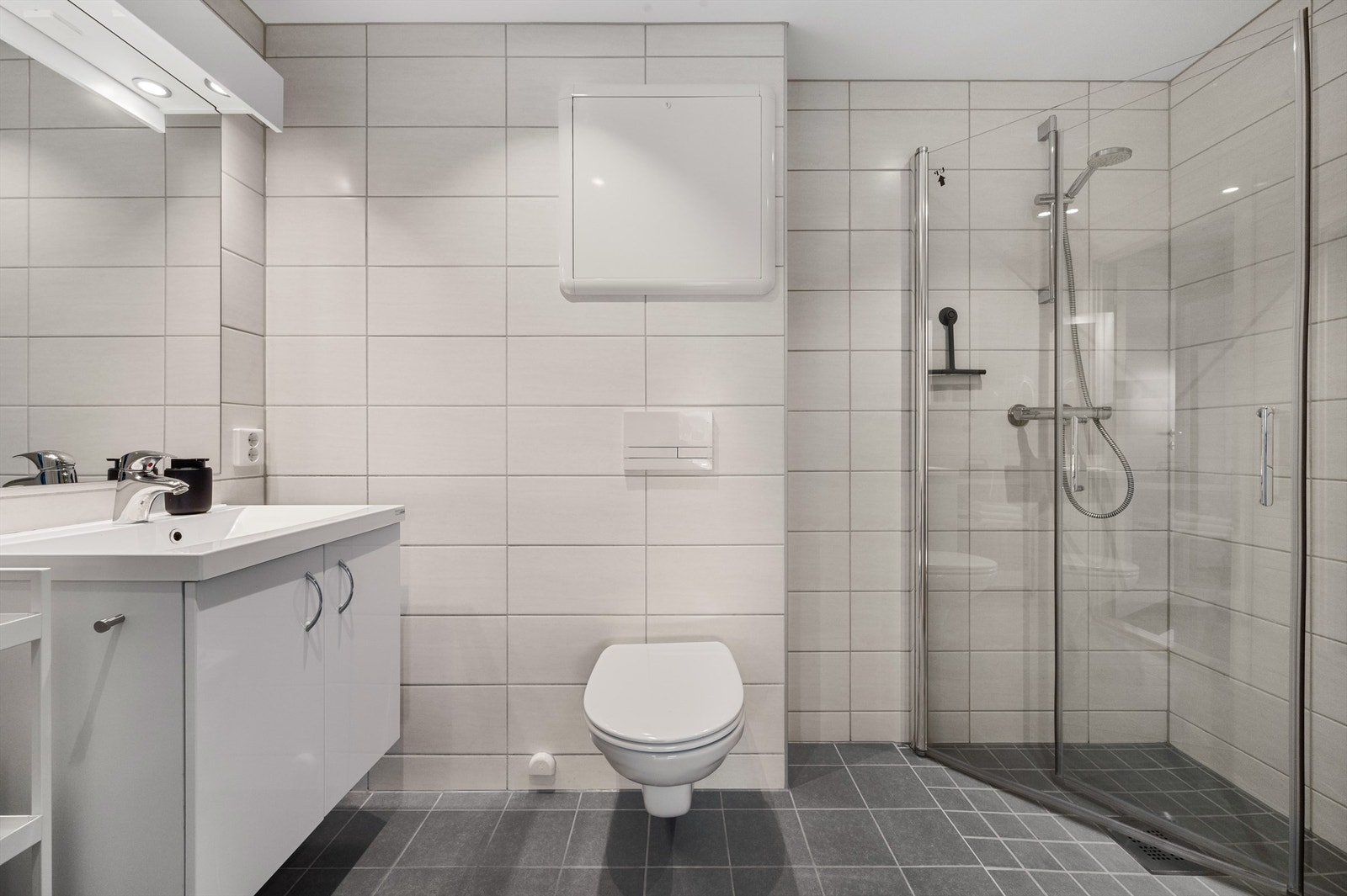 Badet er pent og moderne (2019) og ble utført av fagfolk i regi av borettslaget. Det ble også lagt inn rør-i-rør system. Galleribilde