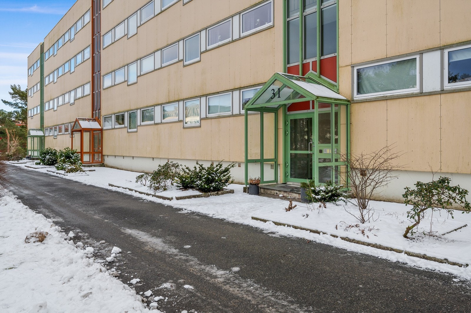 Fra døren er det kort vei til parkeringsplassen og en kort spassertur på ca. 6-7 minutter unna Åsane senter. Galleribilde